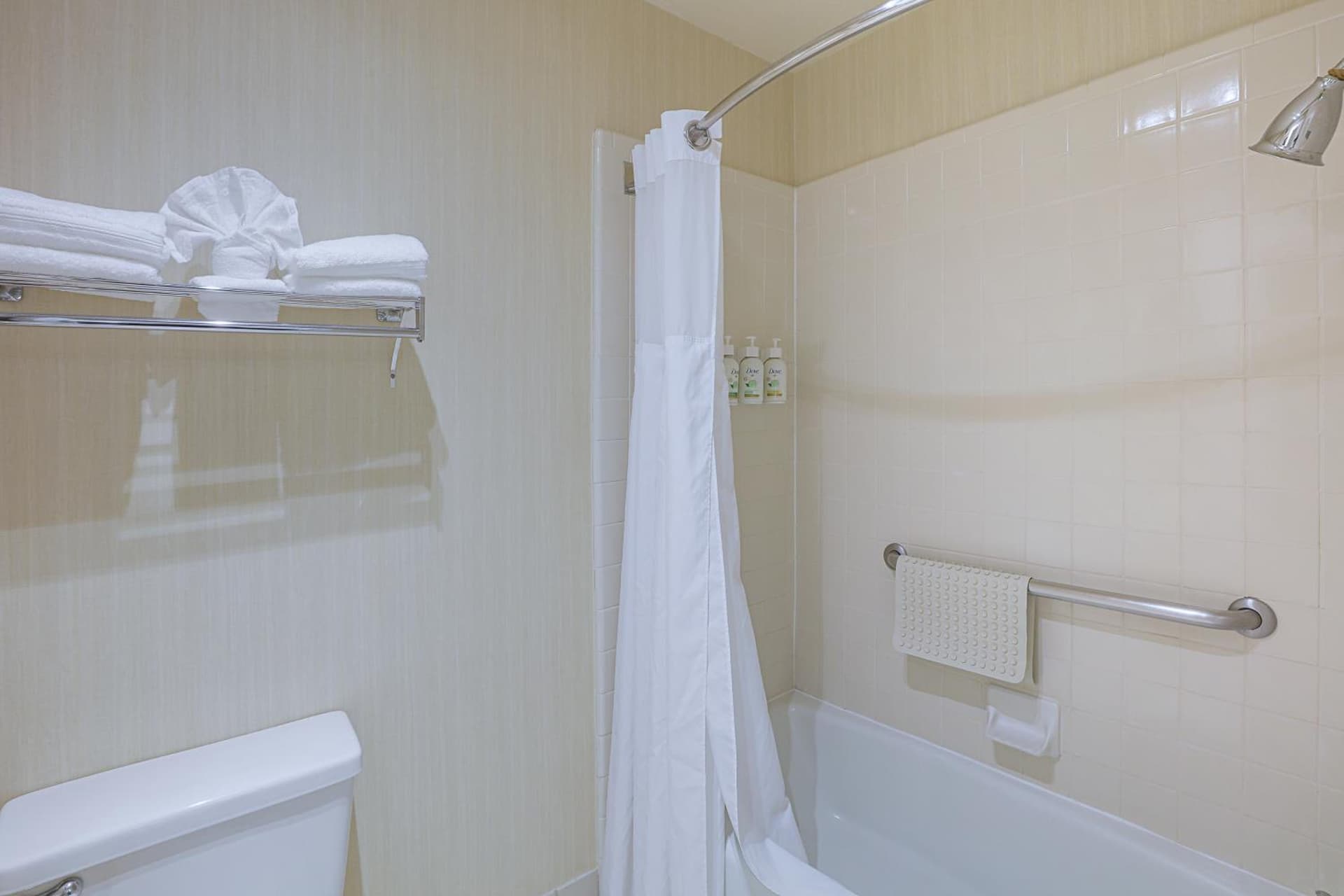Ramada by Wyndham Costa Mesa/Newport Beach gallery photo in Costa Mesa, CA — image 15