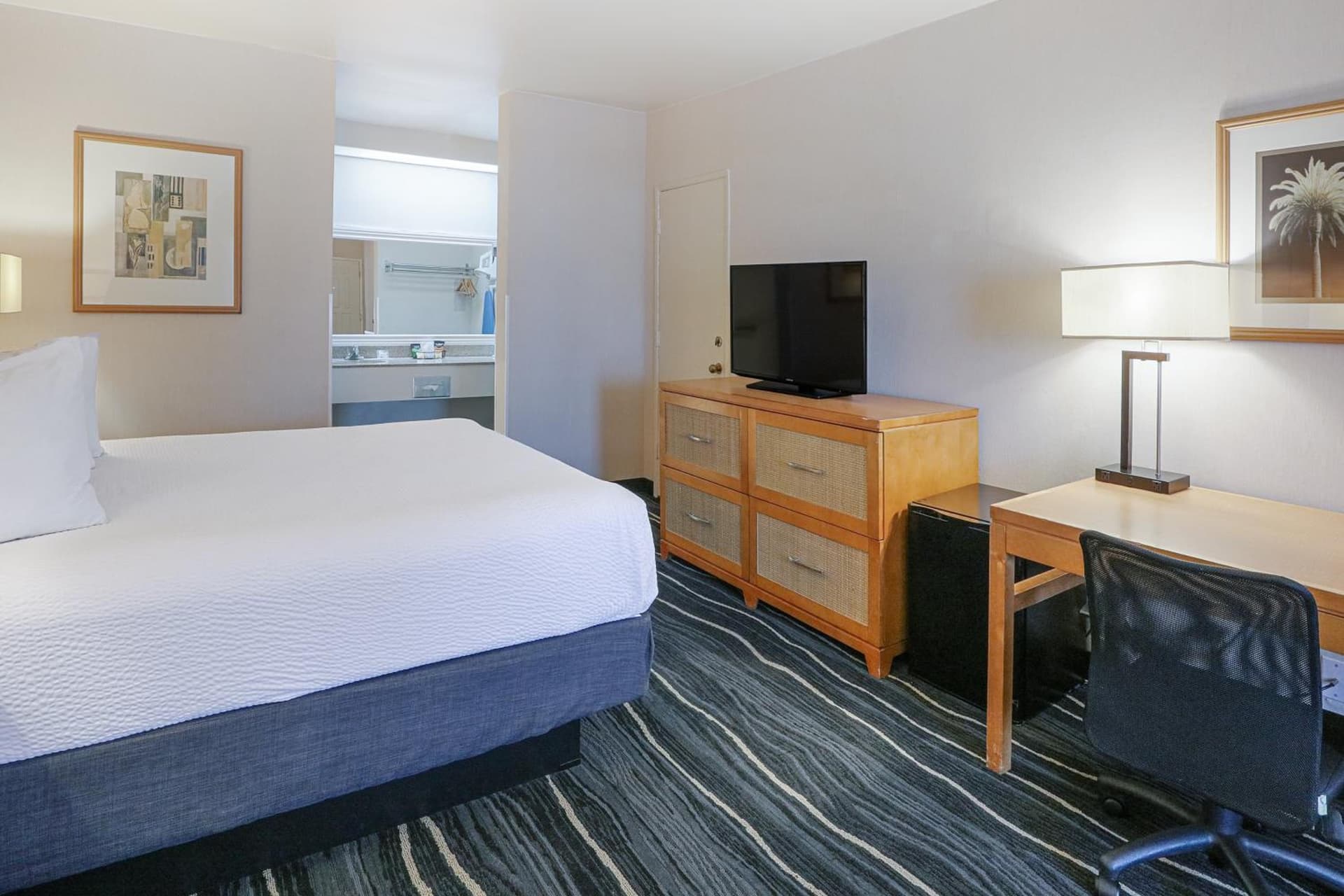 Ramada by Wyndham Costa Mesa/Newport Beach gallery photo in Costa Mesa, CA — image 17