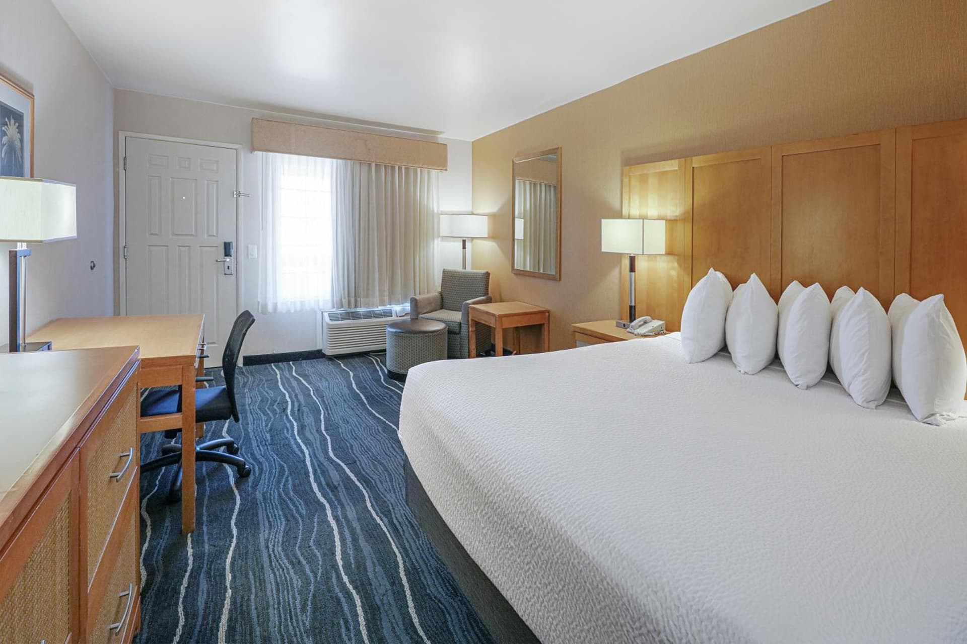 Ramada by Wyndham Costa Mesa/Newport Beach gallery photo in Costa Mesa, CA — image 40