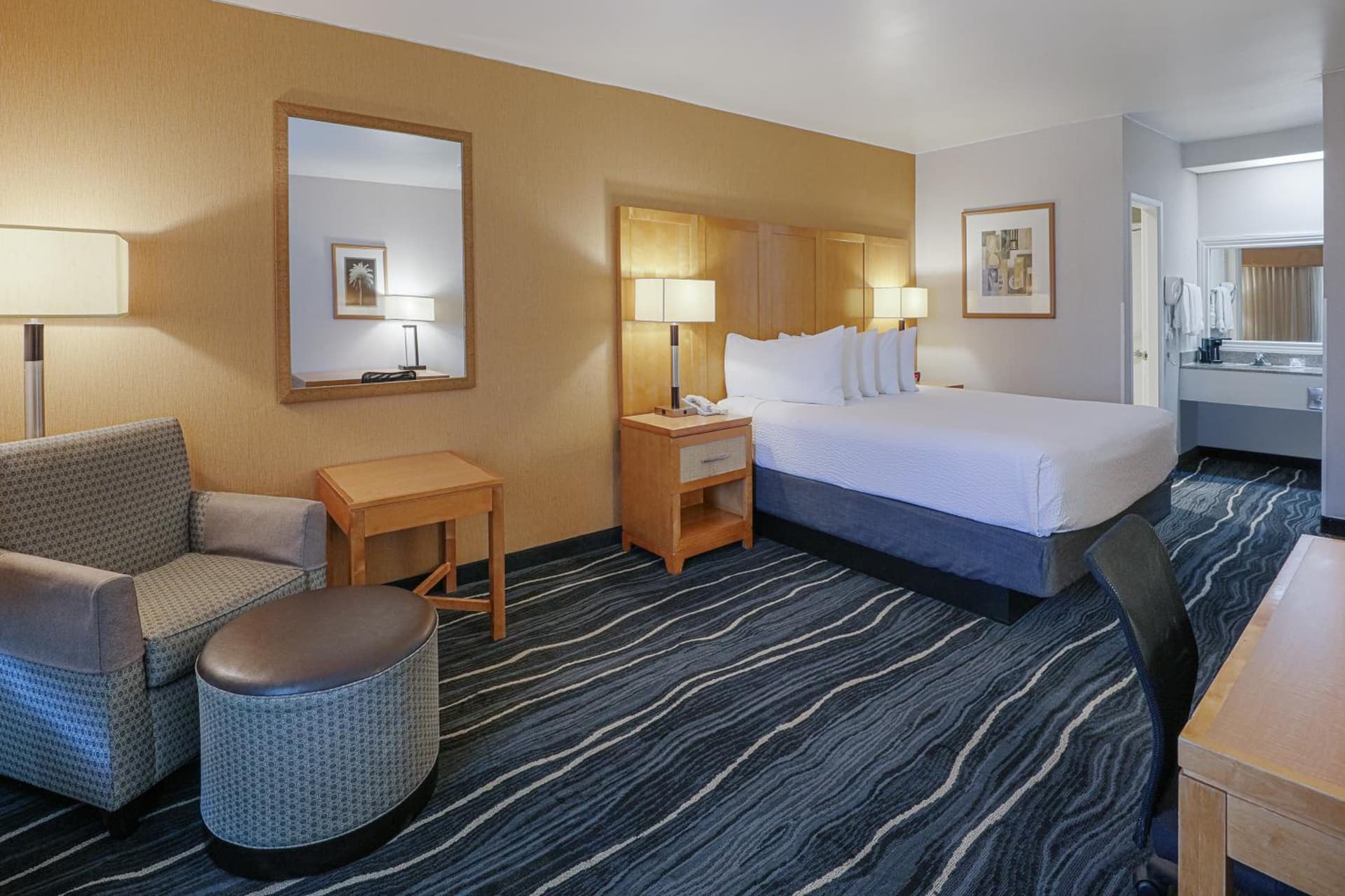 Ramada by Wyndham Costa Mesa/Newport Beach gallery photo in Costa Mesa, CA — image 16