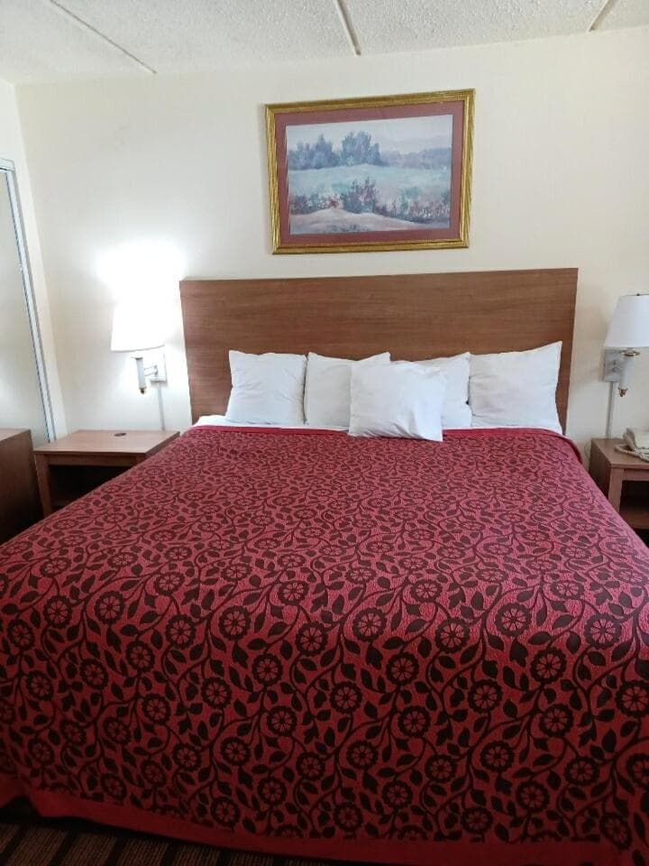 Days Inn & Suites by Wyndham Laredo interior in Laredo, TX — gallery photo 2