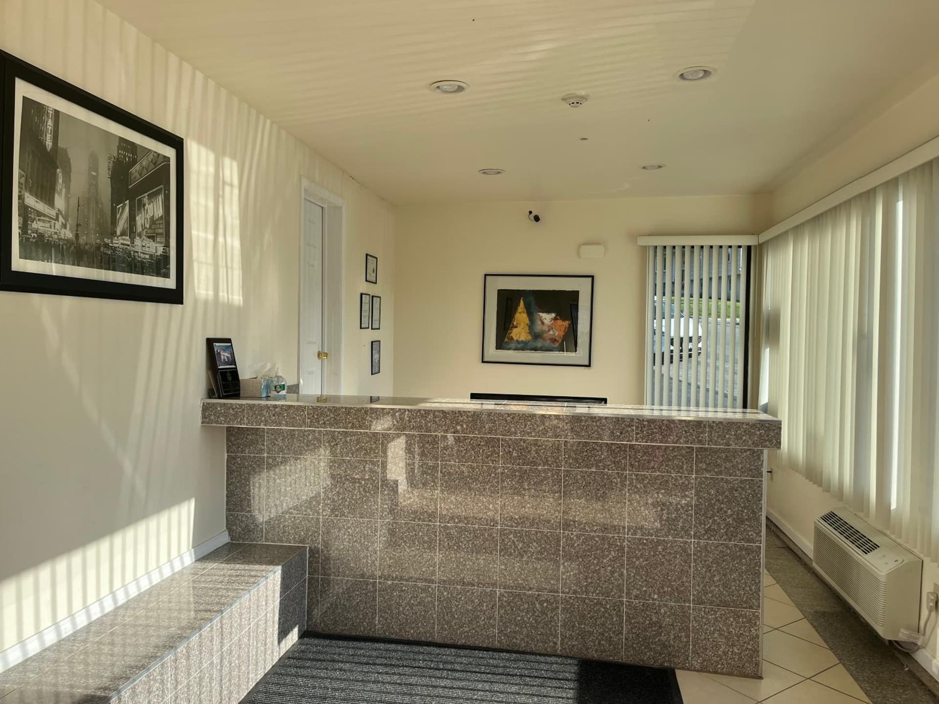 The Hamlet Inn at Warwick interior in Warwick — gallery photo 2