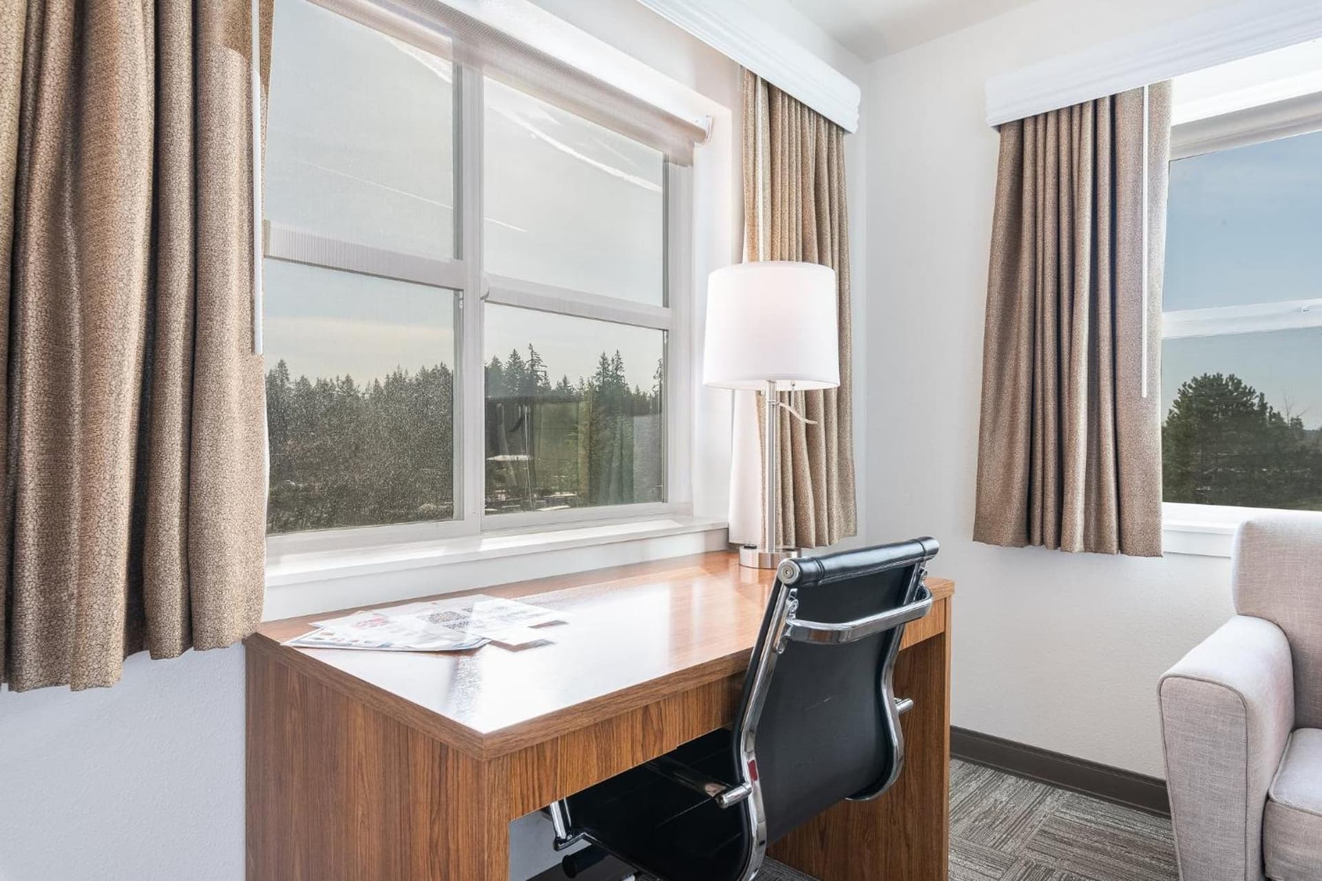 Marshall Suites Bainbridge Island, SureStay Collection by BW interior in Bainbridge, WA — gallery photo 2
