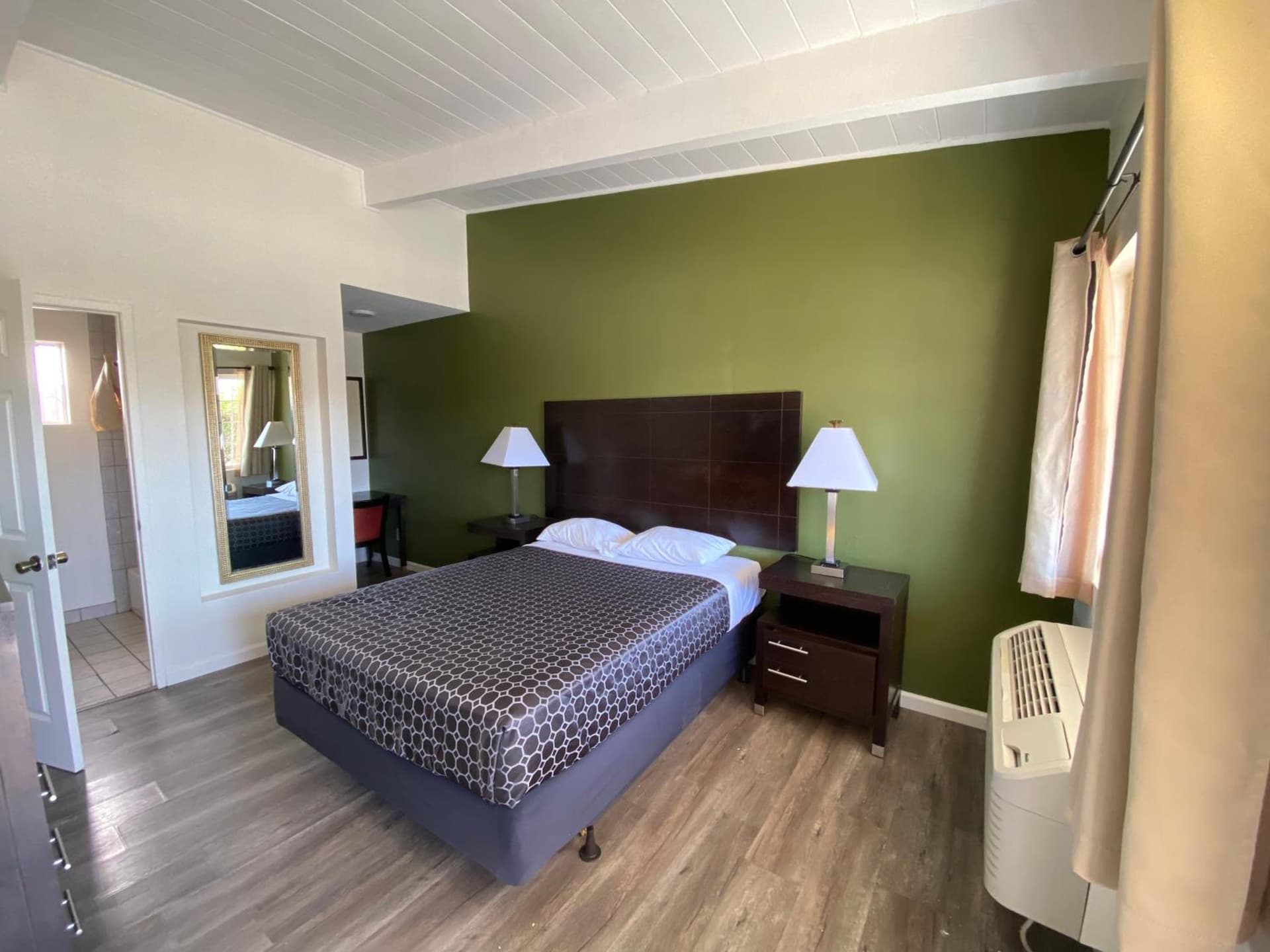 Holiday Motel gallery photo in Morgan Hill, CA — image 15