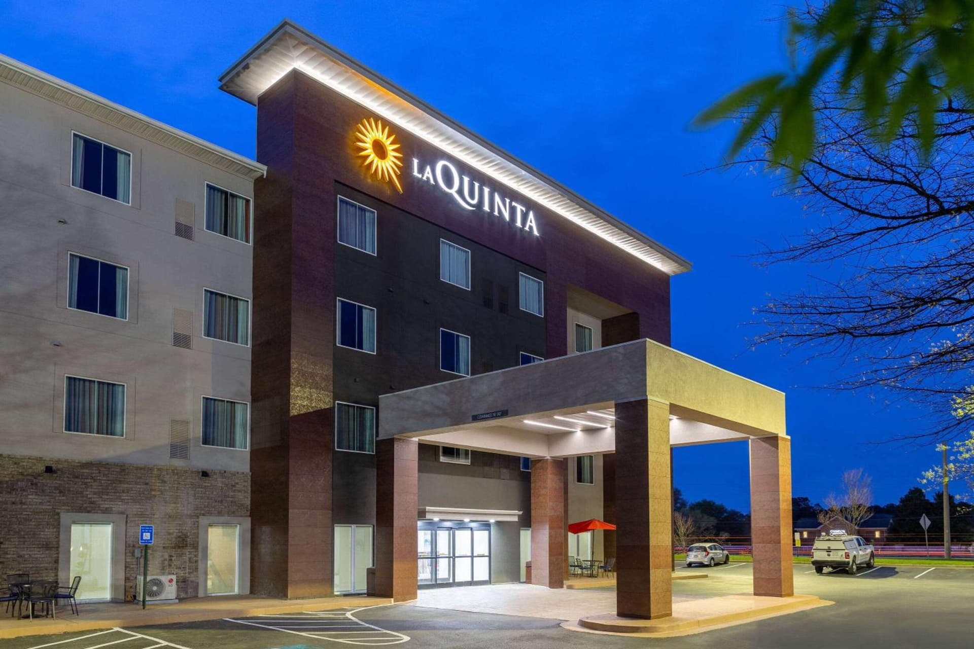 La Quinta Inn & Suites by Wyndham Augusta Fort Eisenhower interior in Augusta, GA — gallery photo 2