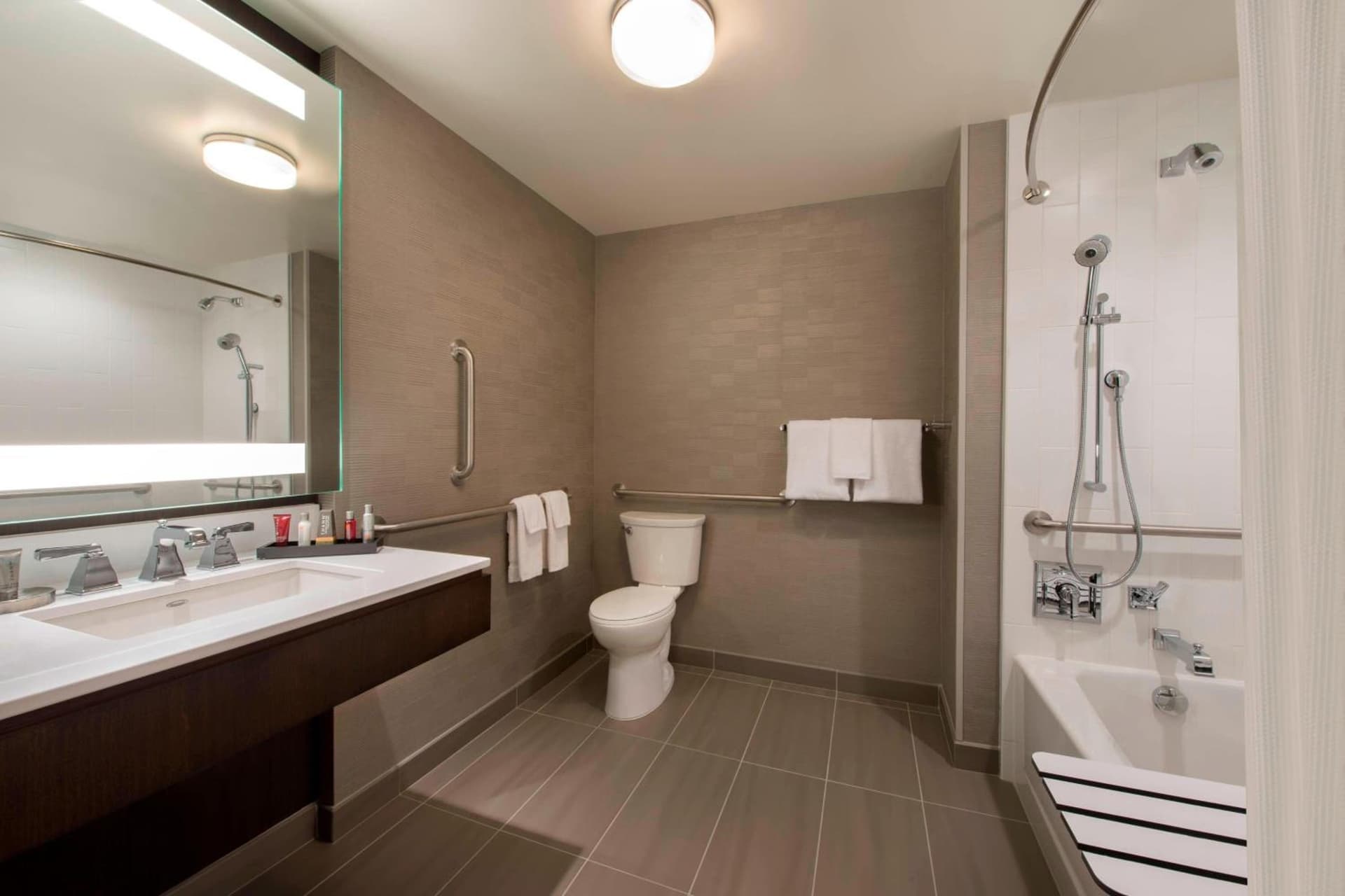 Buffalo Marriott at LECOM HARBORCENTER gallery photo in Buffalo, NY — image 35