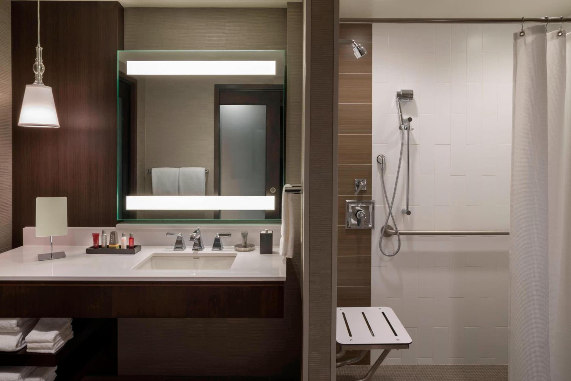 Buffalo Marriott at LECOM HARBORCENTER gallery photo in Buffalo, NY — image 10