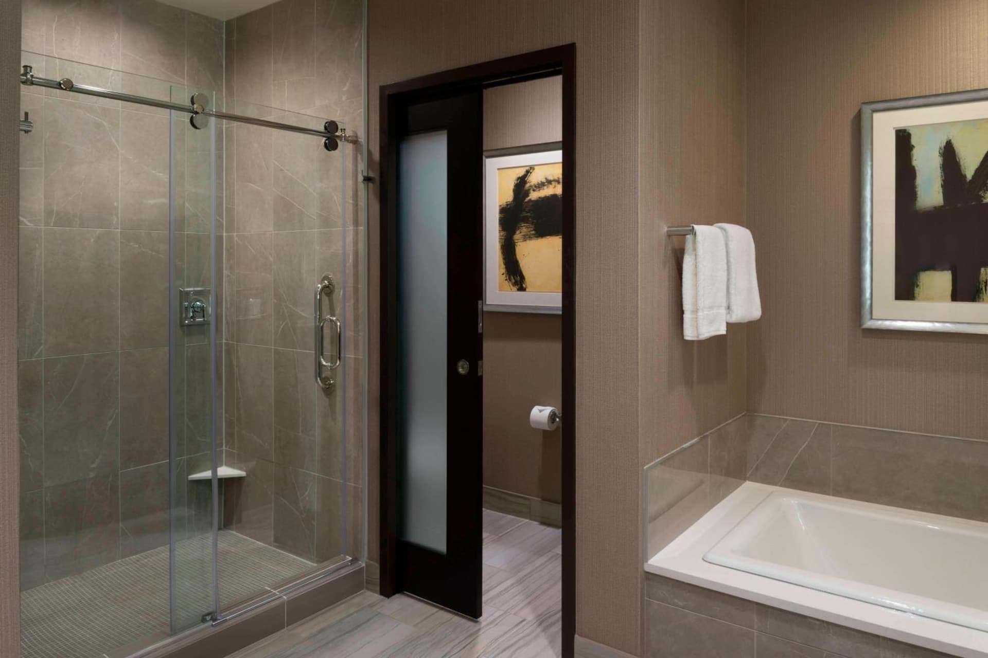 Buffalo Marriott at LECOM HARBORCENTER gallery photo in Buffalo, NY — image 11