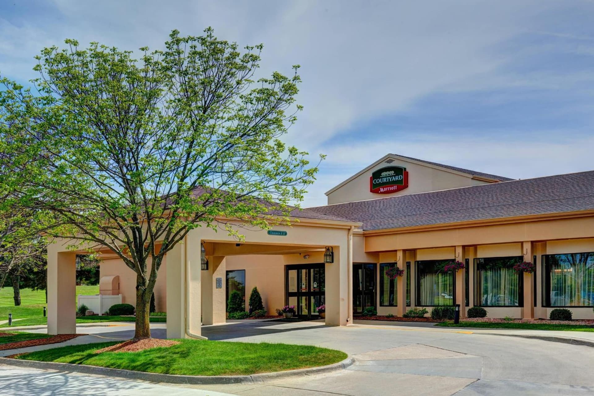 Courtyard Des Moines West/Clive featured exterior or lobby in Clive, IA — similar hotel