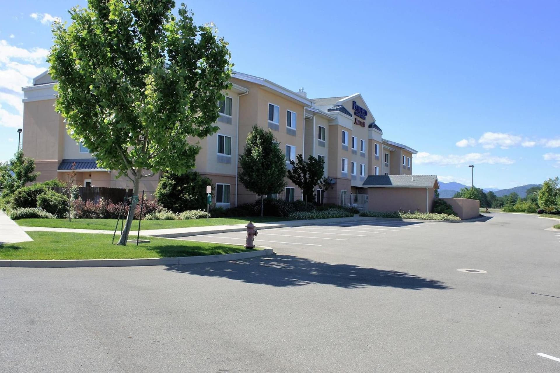 Fairfield Inn & Suites Redding interior in Redding, CA — gallery photo 2