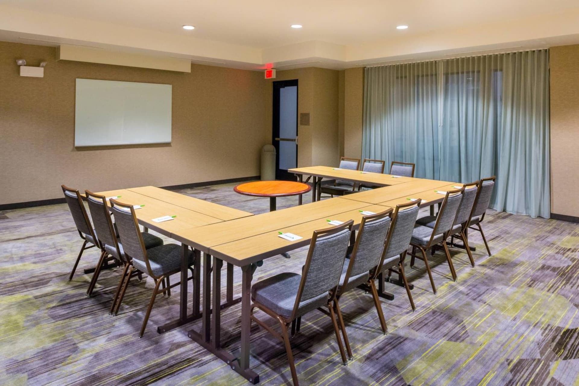 Courtyard by Marriott Thousand Oaks Ventura County interior in Thousand Oaks, CA — gallery photo 2