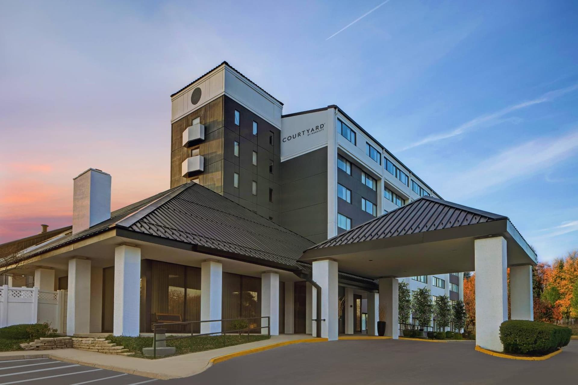 Courtyard Chicago Elmhurst/Oakbrook Area featured exterior or lobby in Elmhurst, IL — similar hotel