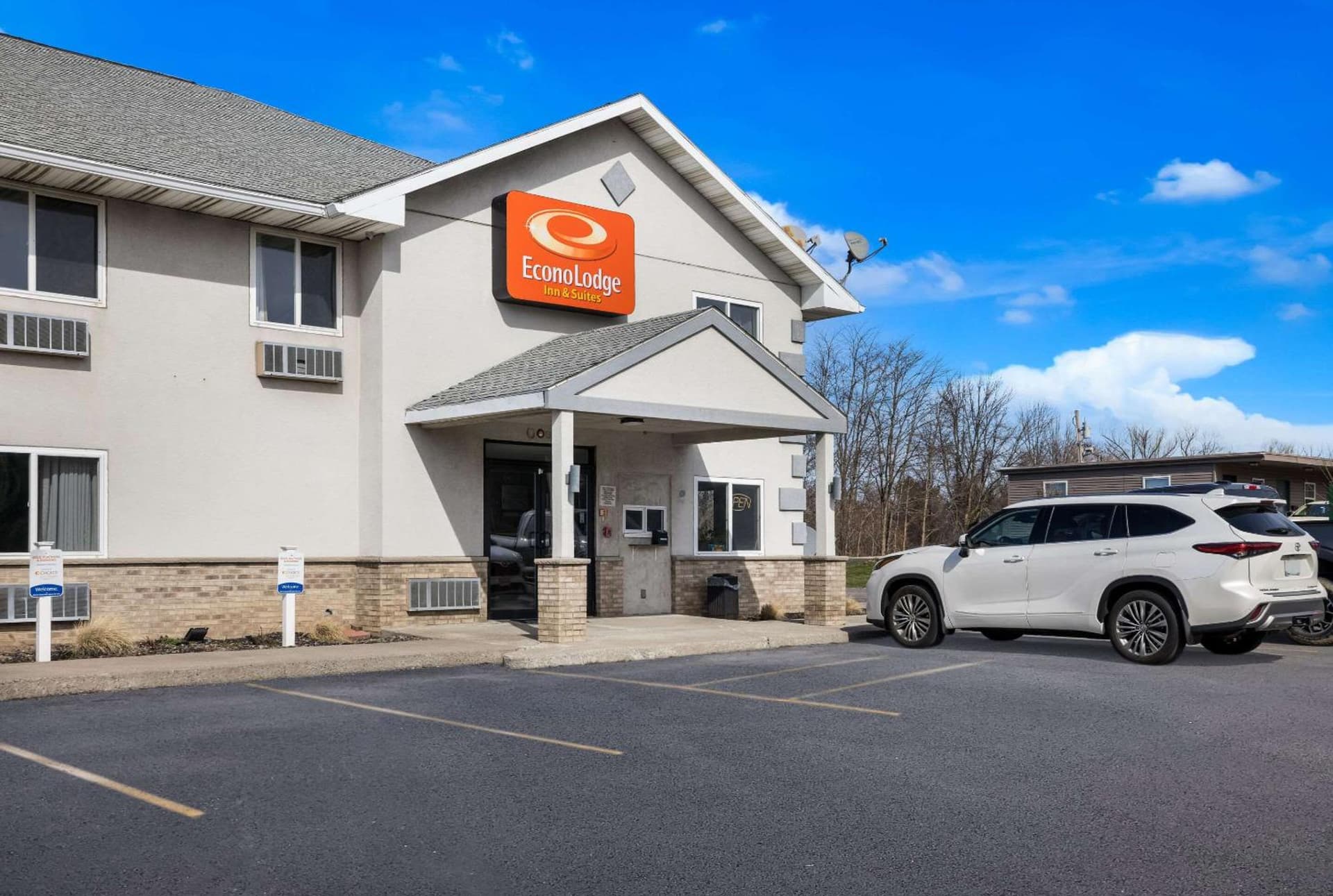 Econo Lodge Inn & Suites Canandaigua - Finger Lakes Area property views in Canandaigua, NY — gallery photo 3