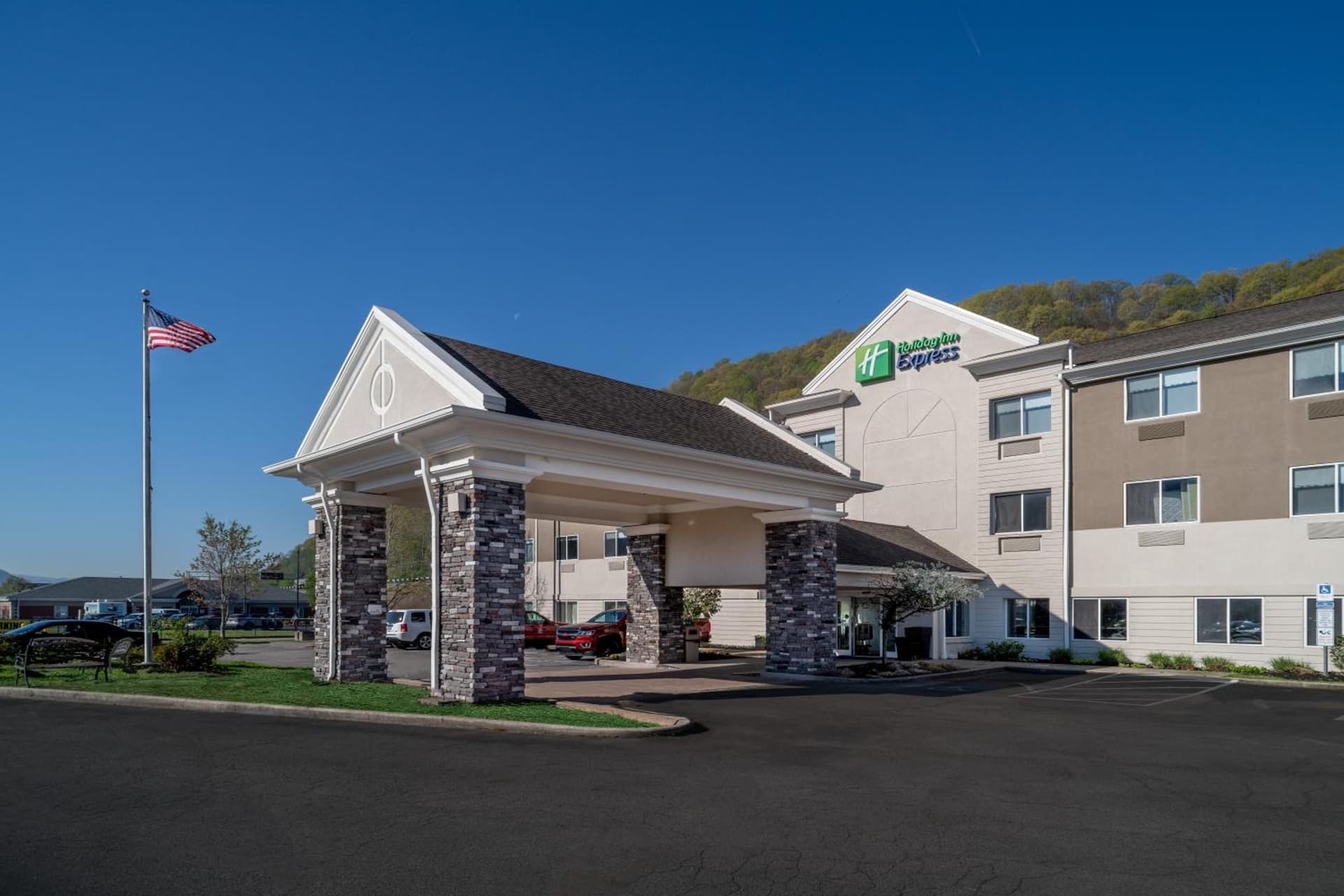 Holiday Inn Express - Charleston/Kanawha City by IHG interior in Charleston, WV — gallery photo 2