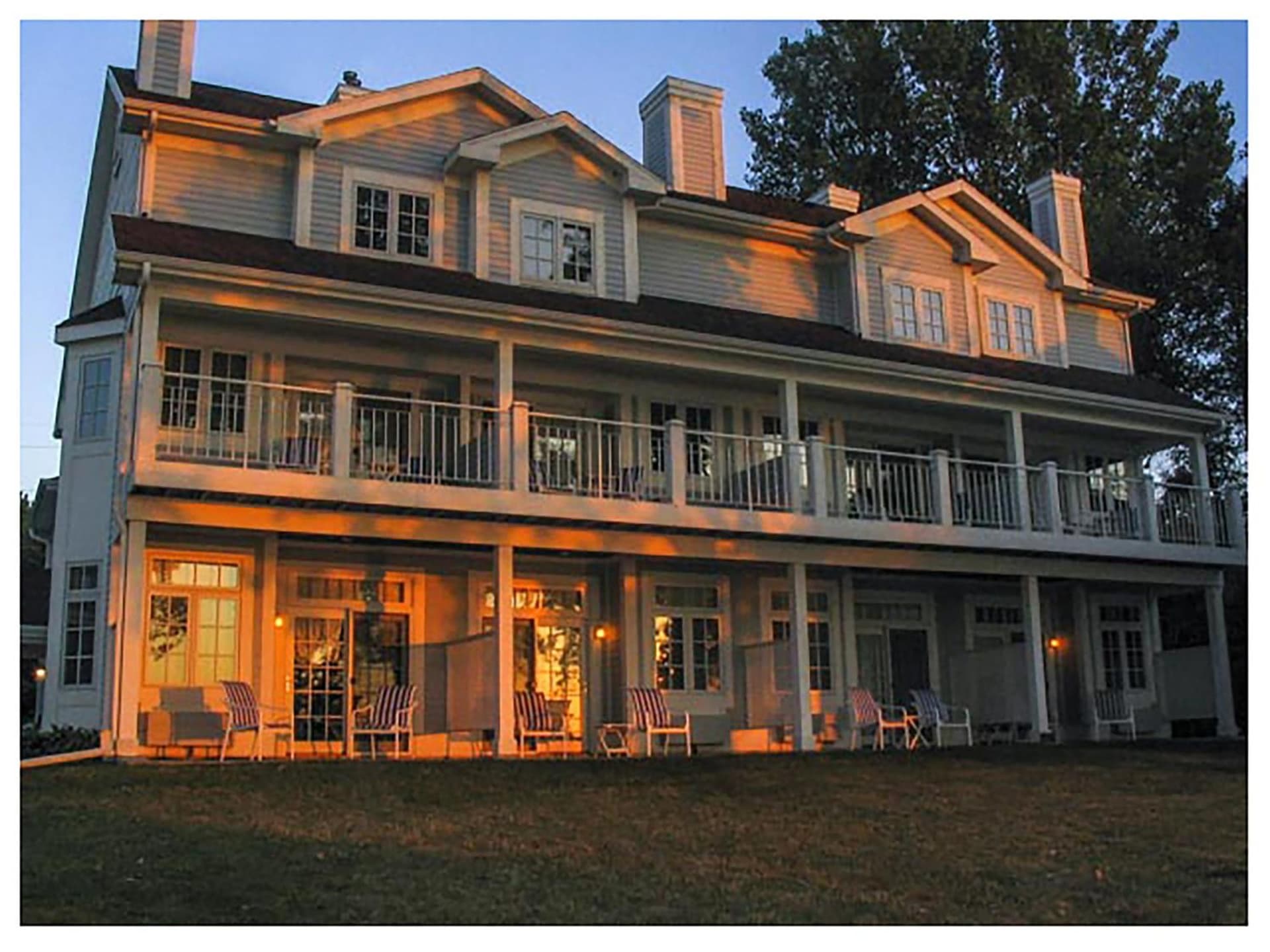 The Sand Hill Inn featured exterior or lobby in Lake Geneva, WI — similar hotel