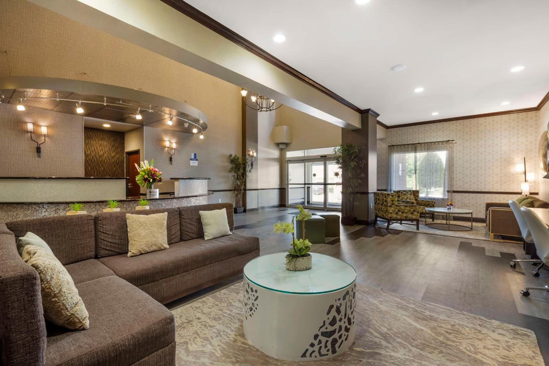Best Western Plus Duncanville Dallas interior in Duncanville, TX — gallery photo 2