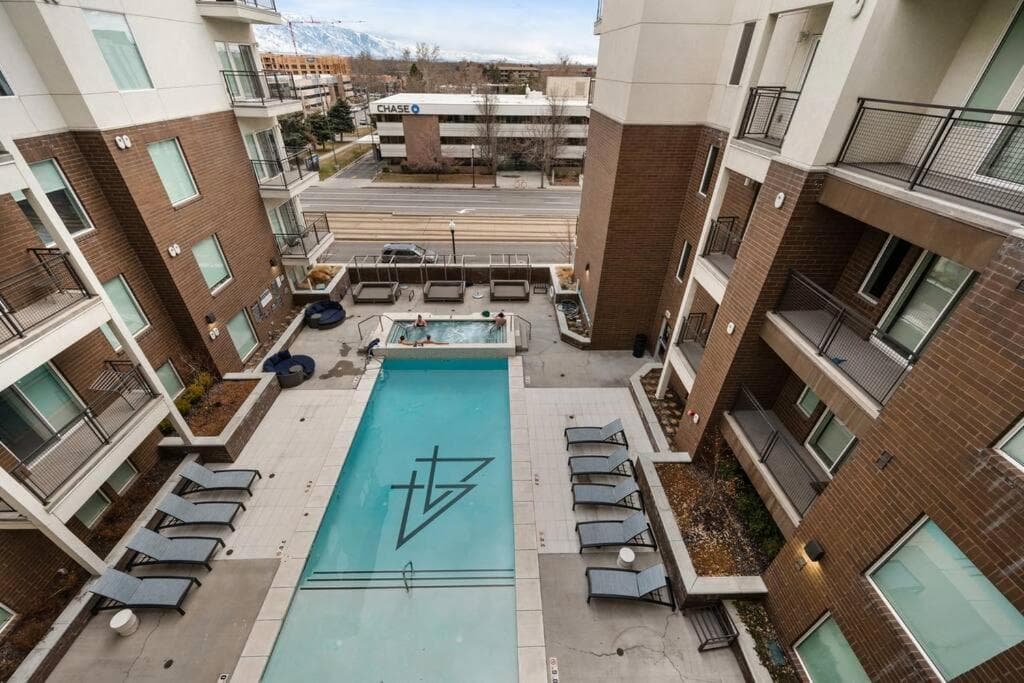 Urban Oasis in the Center of SLC property views in Salt Lake City, UT — gallery photo 3