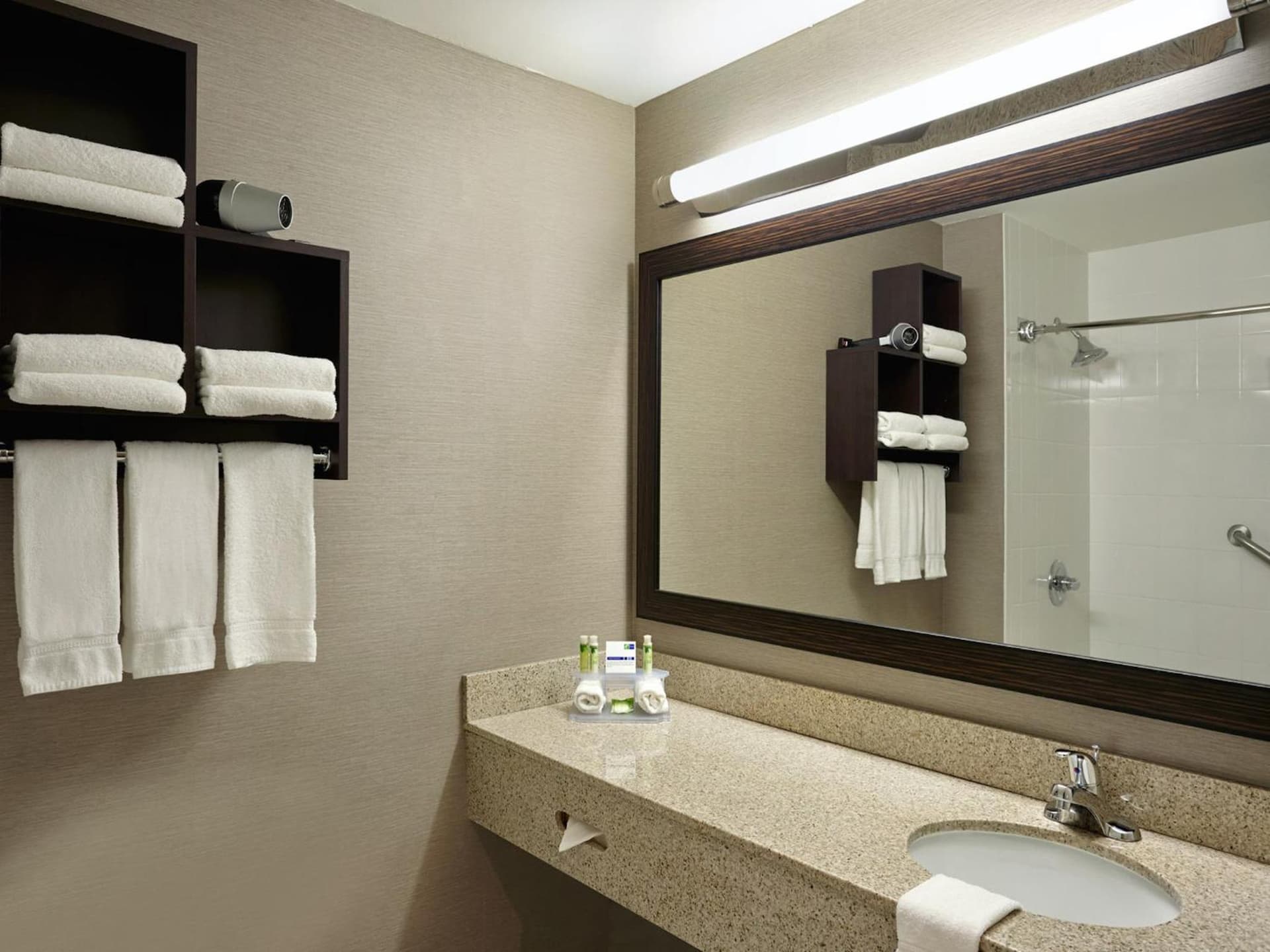 Holiday Inn Express & Suites Naples Downtown - 5th Avenue by IHG gallery photo in Naples, FL — image 18