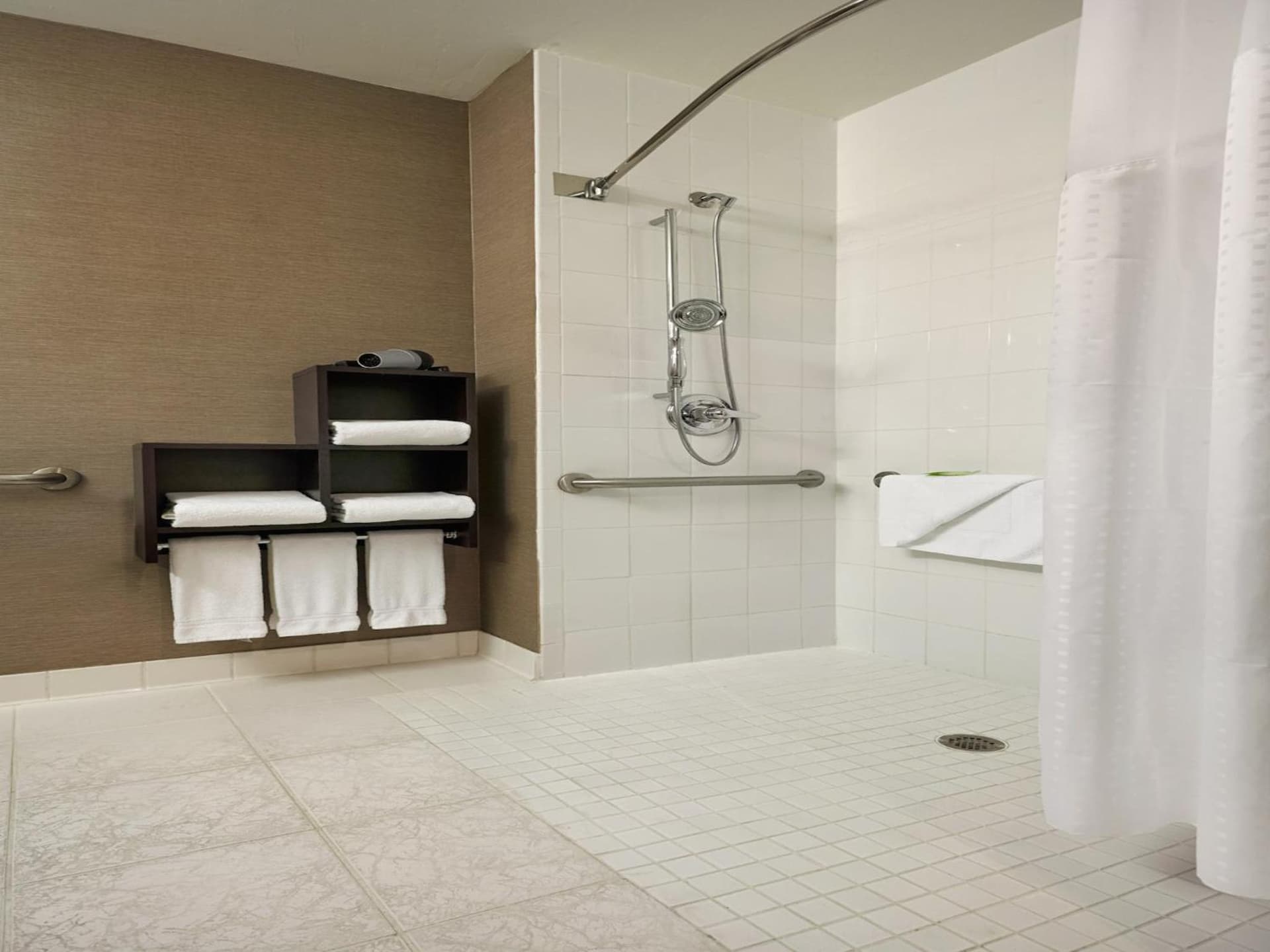 Holiday Inn Express & Suites Naples Downtown - 5th Avenue by IHG gallery photo in Naples, FL — image 35