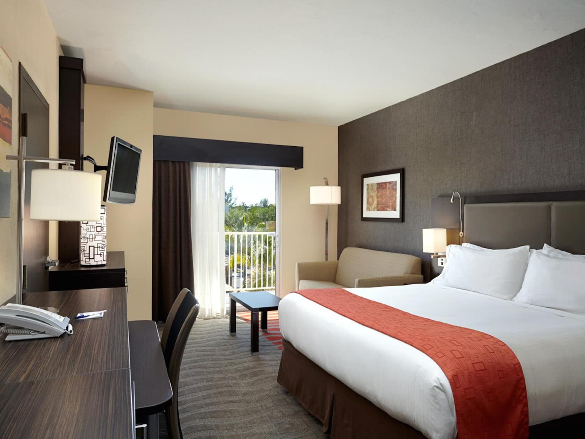 Holiday Inn Express & Suites Naples Downtown - 5th Avenue by IHG gallery photo in Naples, FL — image 26