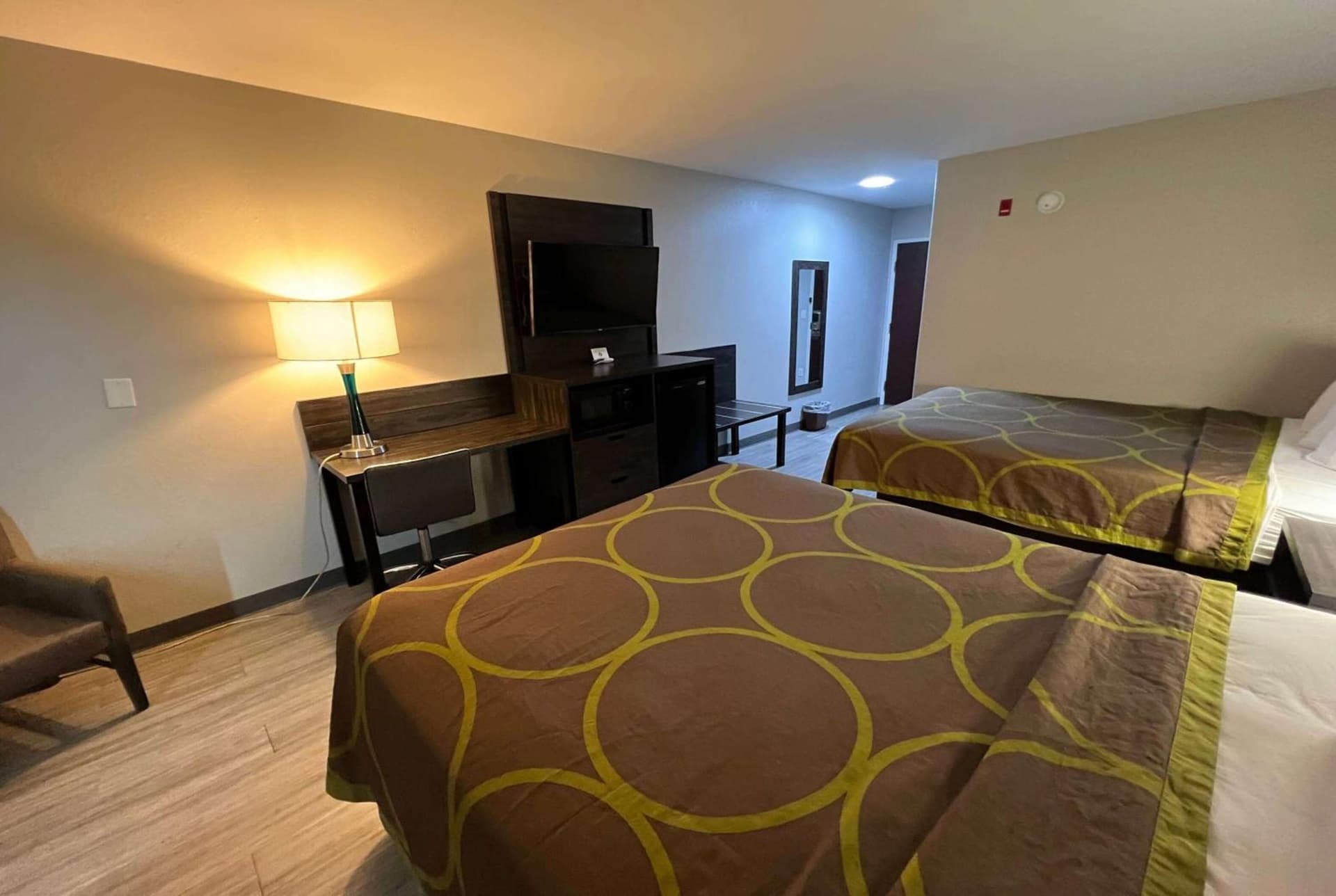 Super 8 by Wyndham Lake Charles/Sulphur gallery photo in Lake Charles, LA — image 12