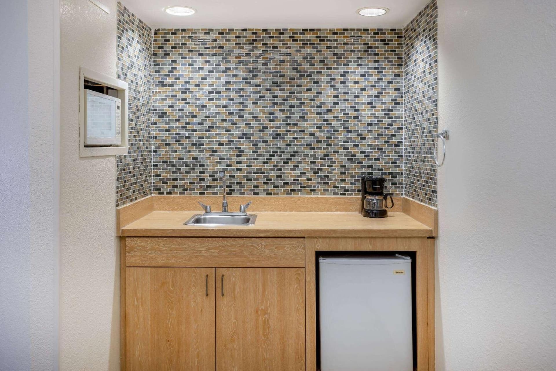 Hotel Carolina A Days Inn by Wyndham interior in Hilton Head Island, SC — gallery photo 2