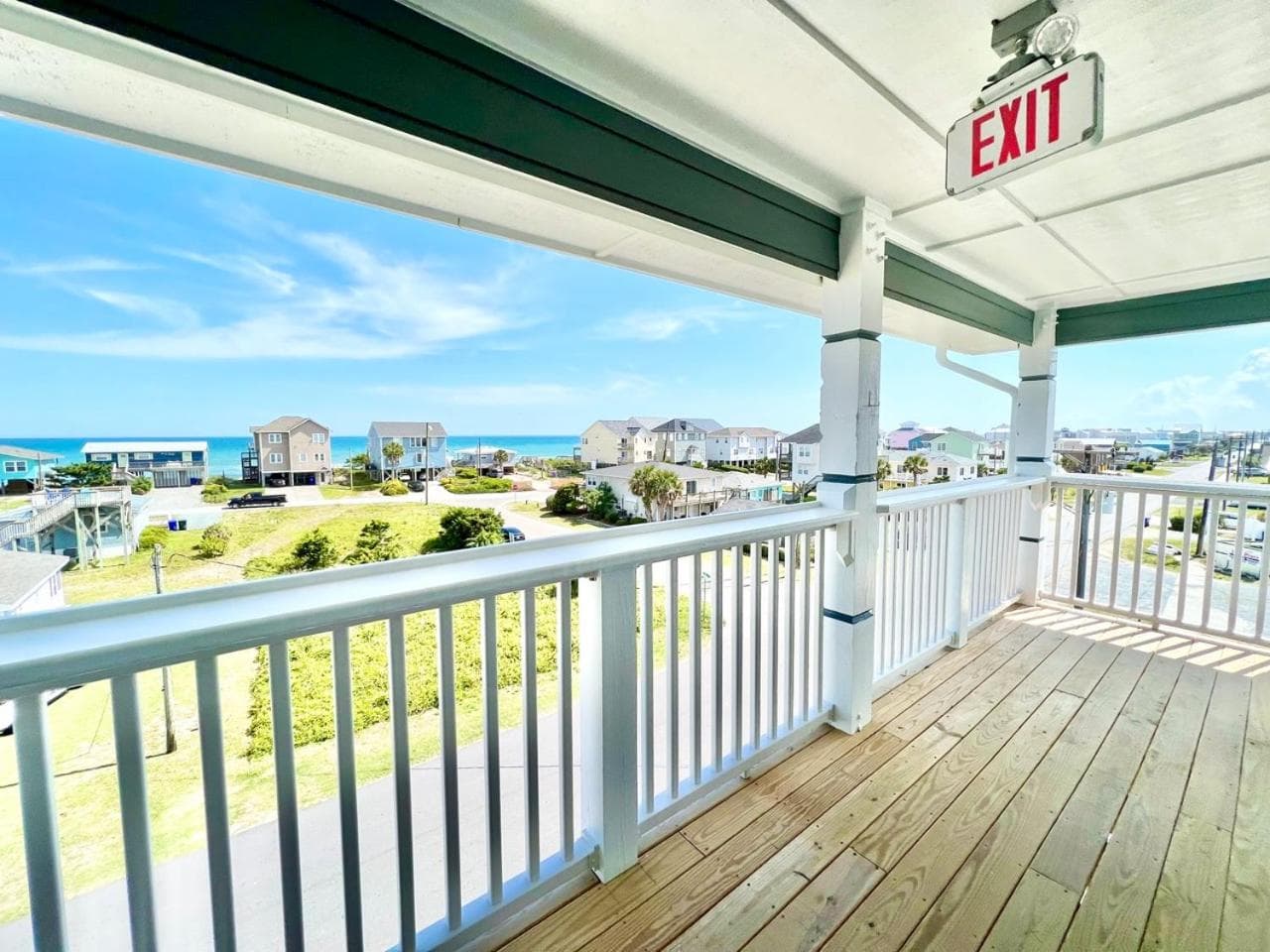302 Queen Suite, 3rd Floor Low Tide interior in Surf City, NC — gallery photo 2