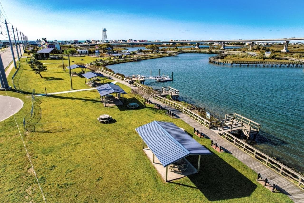 302 Queen Suite, 3rd Floor Low Tide gallery photo in Surf City, NC — image 8