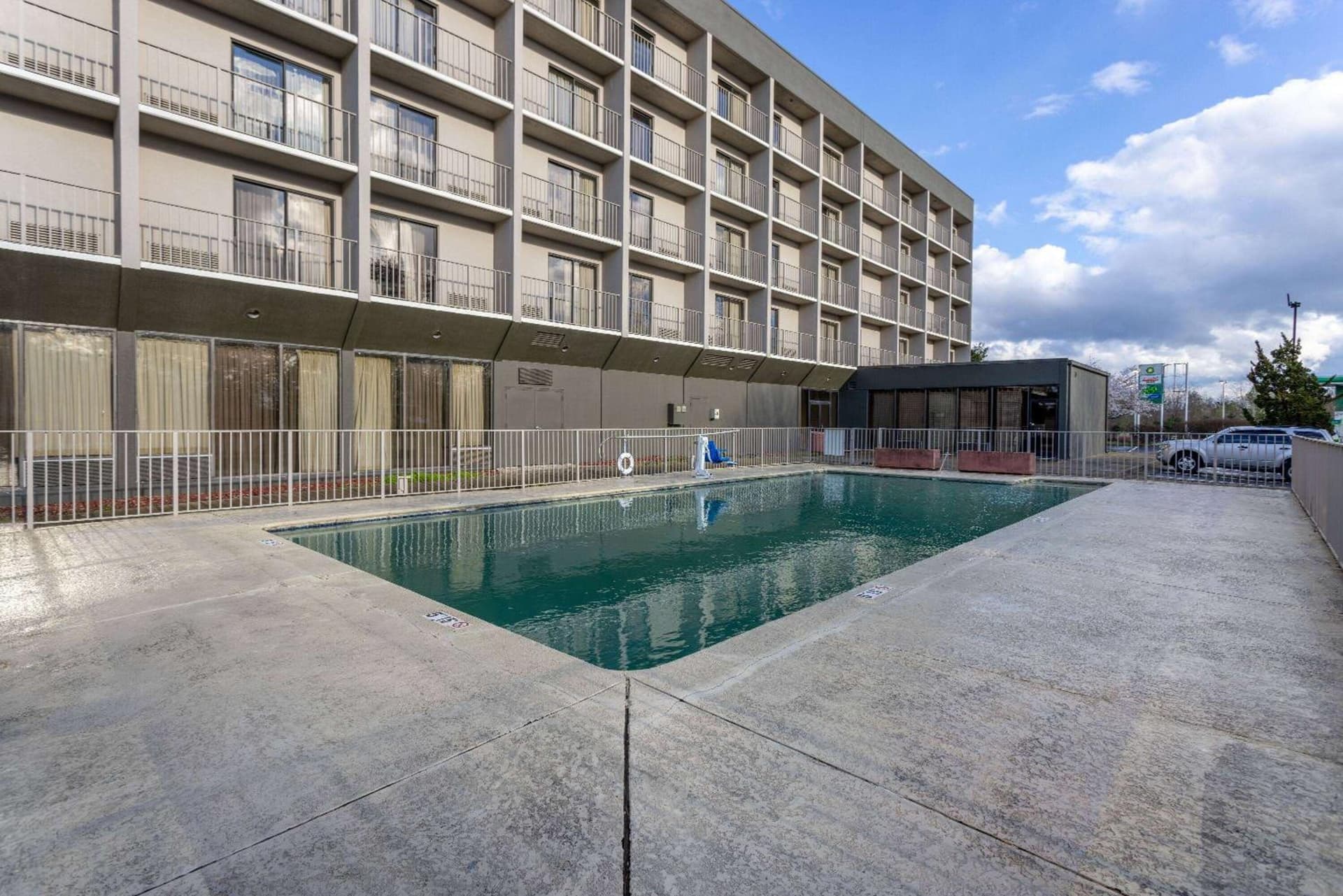 La Quinta by Wyndham Kingsport Tri Cities Airport interior in Blountville, TN — gallery photo 2