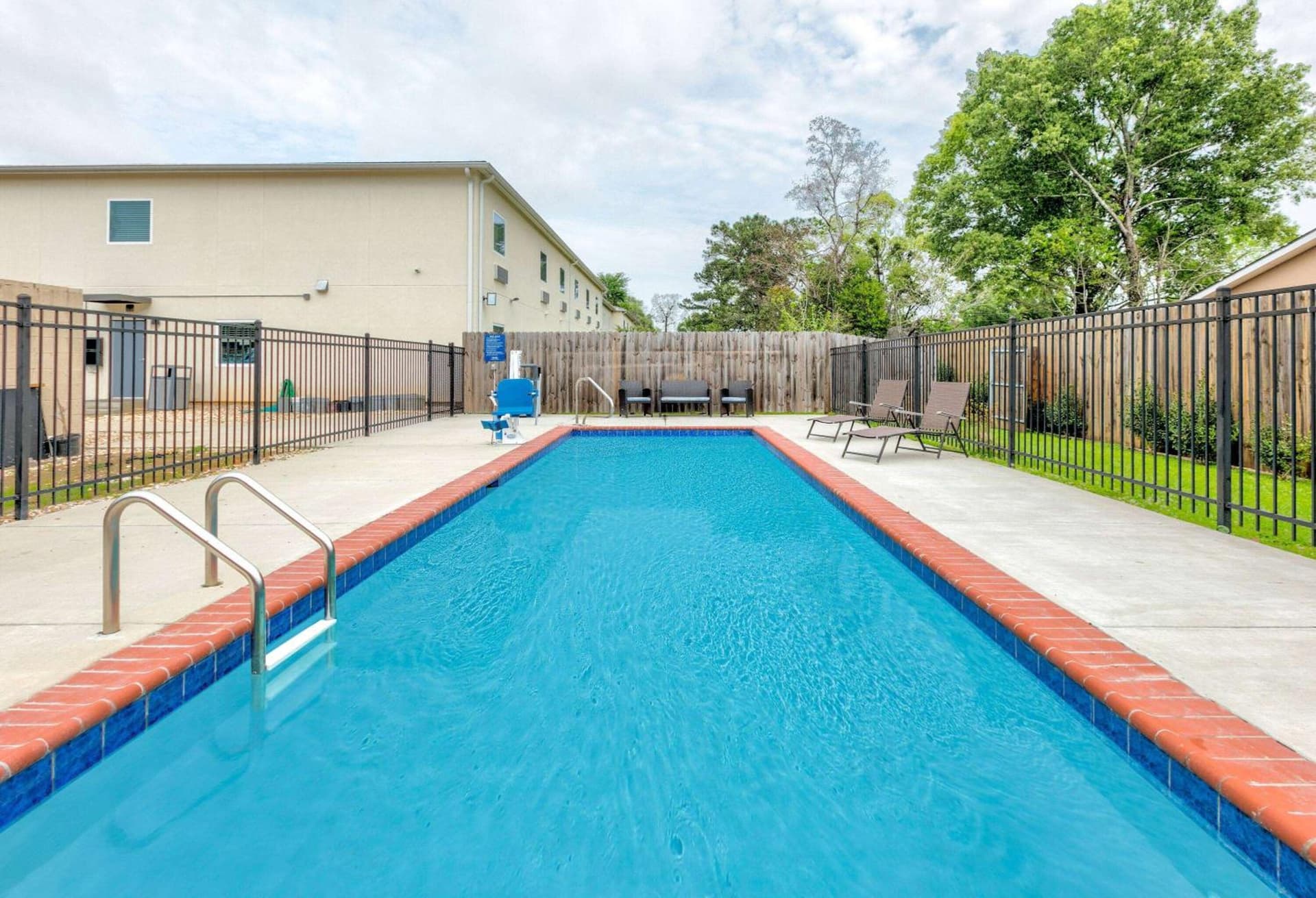 Days Inn by Wyndham Zachary LA interior in Zachary, LA — gallery photo 2
