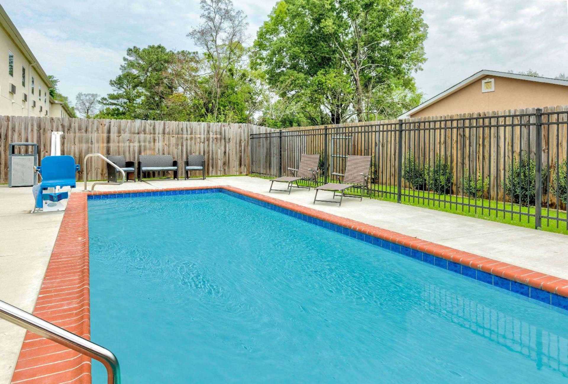 Days Inn by Wyndham Zachary LA property views in Zachary, LA — gallery photo 3
