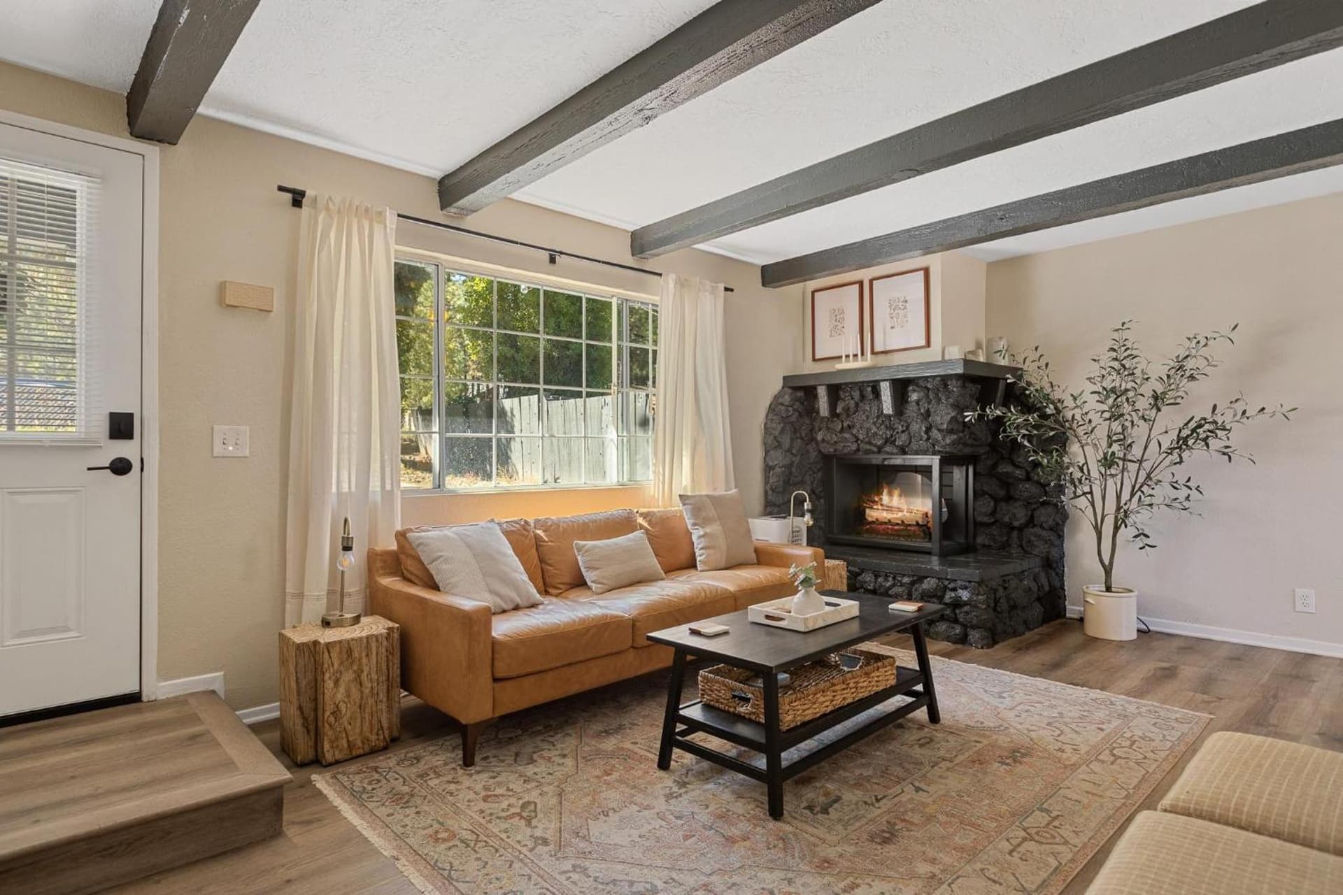 URSA GRANDE - Close to Lake and Slopes interior in Big Bear City, CA — gallery photo 2