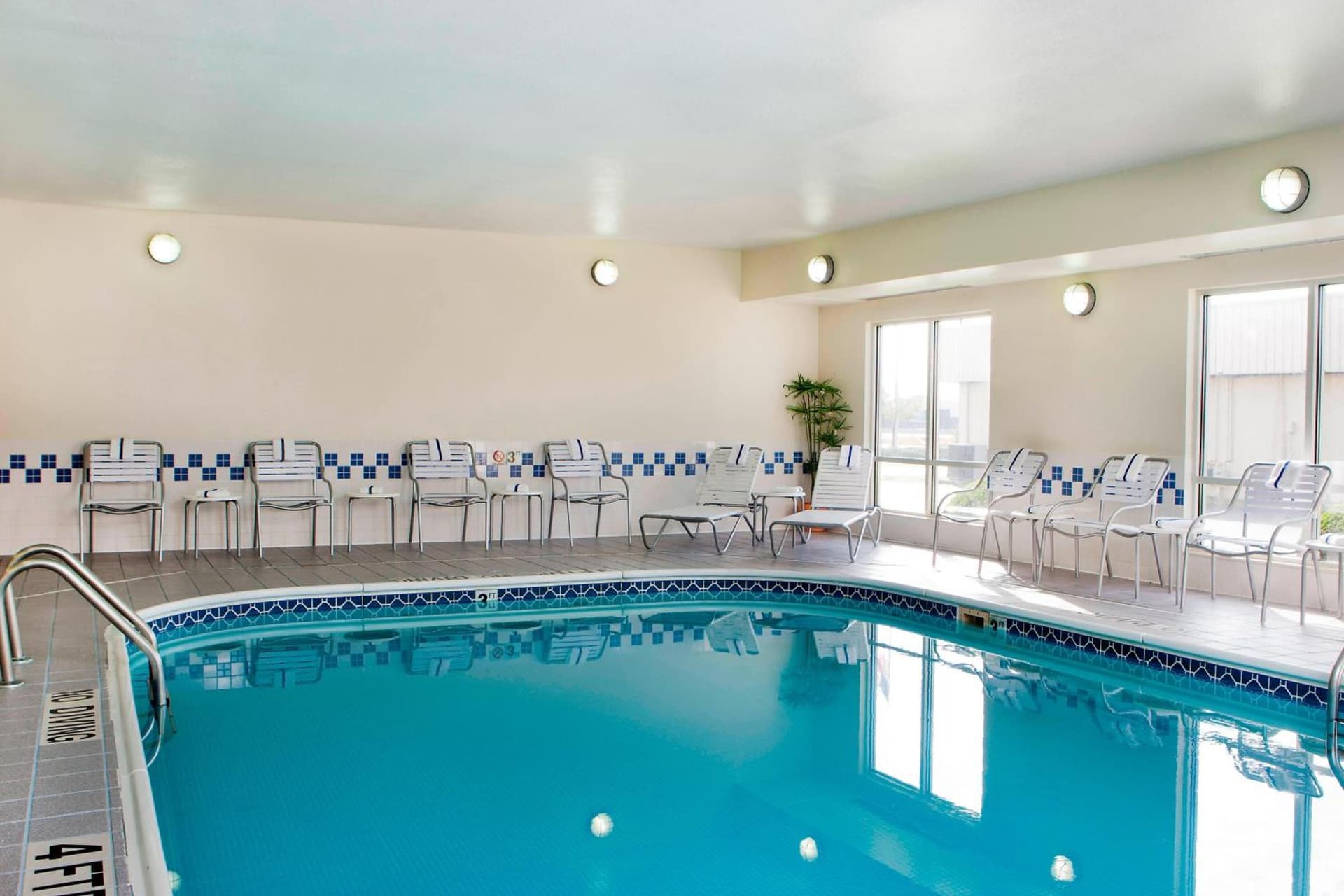 Fairfield Inn & Suites by Marriott Champaign interior in Champaign, IL — gallery photo 2