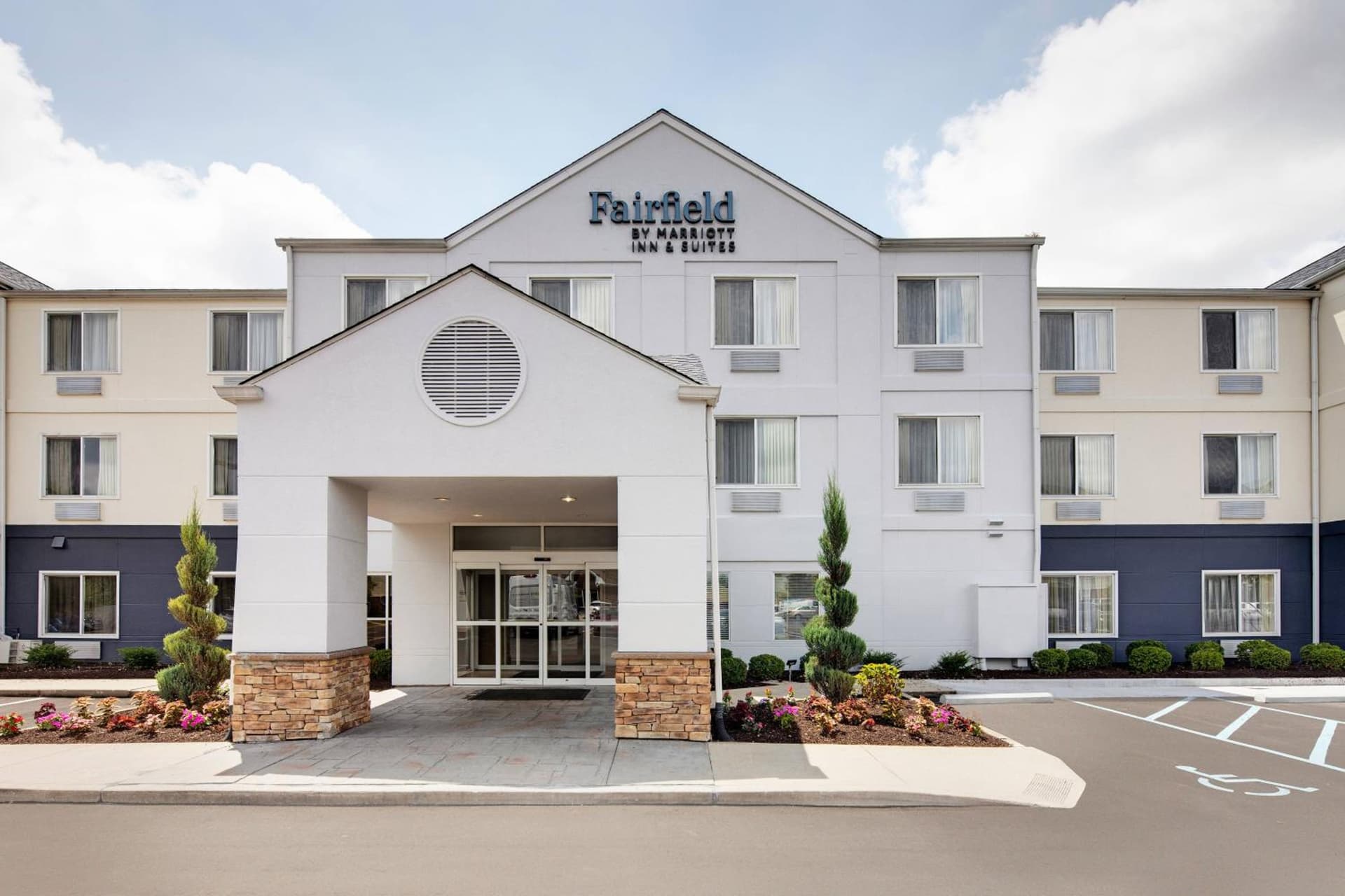 Fairfield Inn & Suites Indianapolis Airport interior in Indianapolis, IN — gallery photo 2