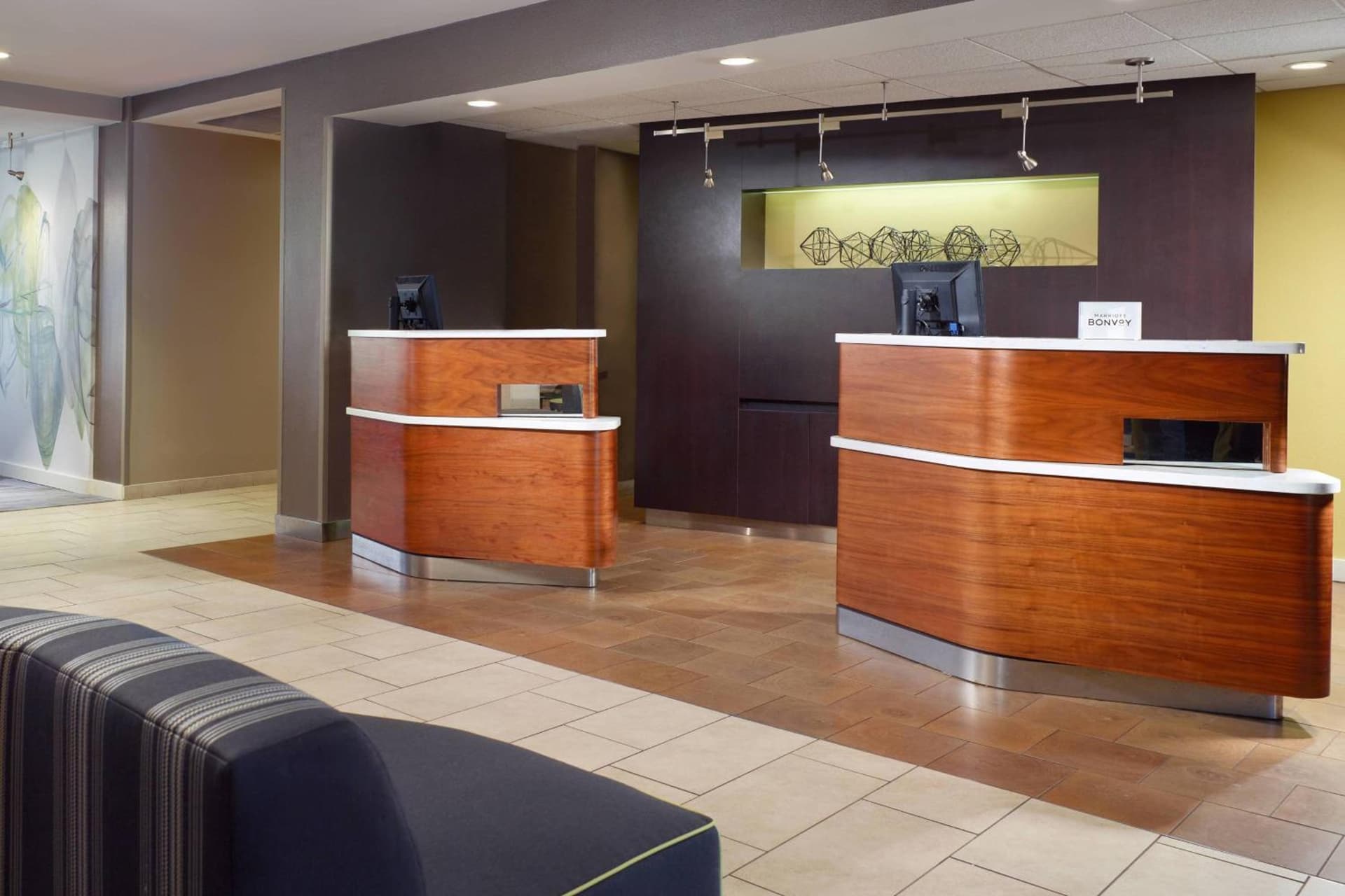 Courtyard by Marriott Macon interior in Macon, GA — gallery photo 2