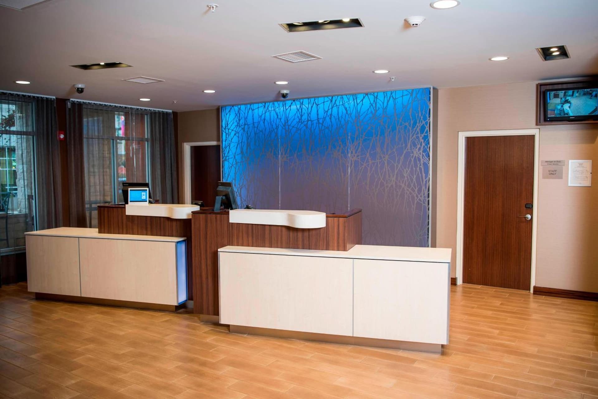 Fairfield Inn & Suites by Marriott Cincinnati Uptown/University Area interior in Cincinnati, OH — gallery photo 2