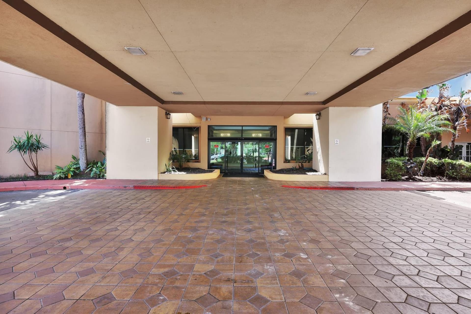 Ramada by Wyndham Jacksonville I-95 by Butler Blvd gallery photo in Jacksonville, FL — image 62