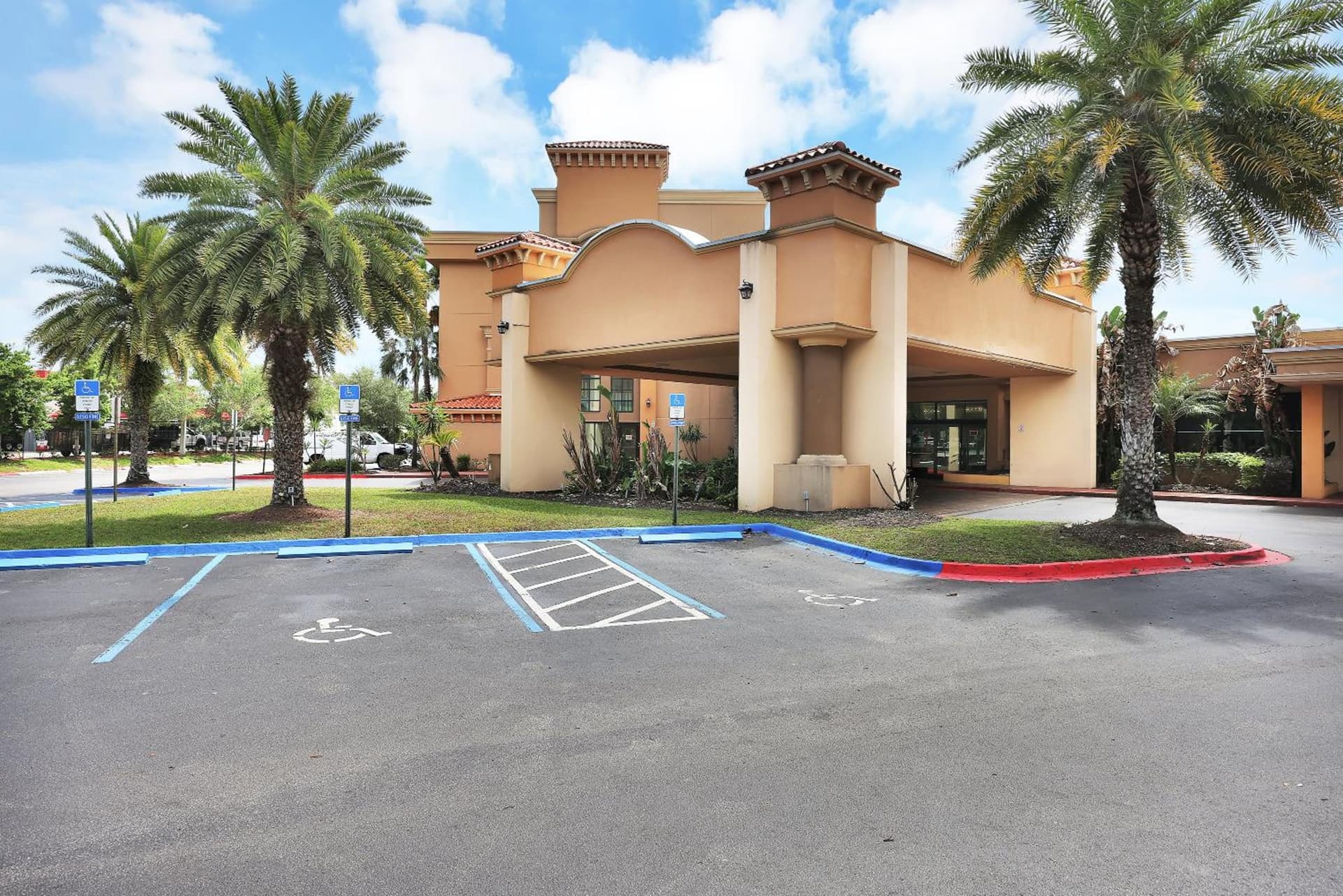 Ramada by Wyndham Jacksonville I-95 by Butler Blvd gallery photo in Jacksonville, FL — image 103