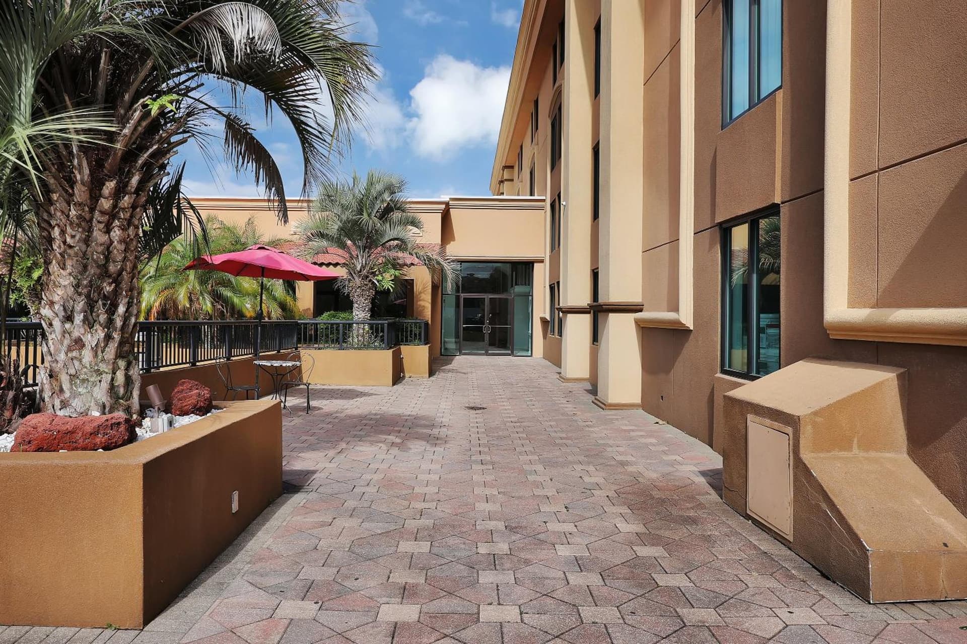 Ramada by Wyndham Jacksonville I-95 by Butler Blvd gallery photo in Jacksonville, FL — image 83