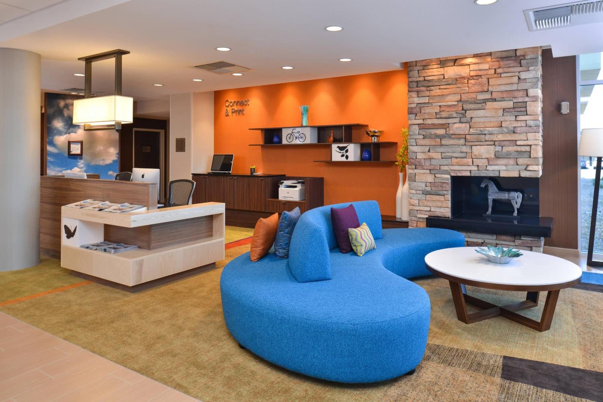 Fairfield Inn & Suites by Marriott Sacramento Airport Woodland interior in Woodland, CA — gallery photo 2