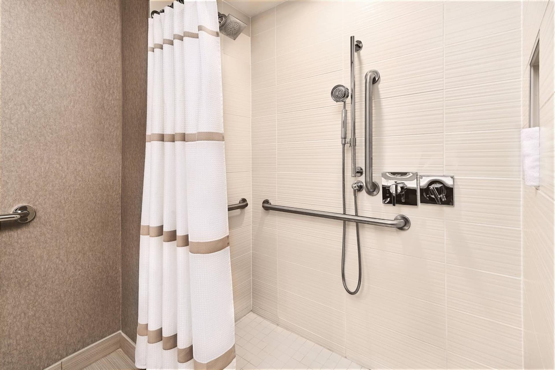 Cleveland Marriott East interior in Warrensville Heights, OH — gallery photo 2