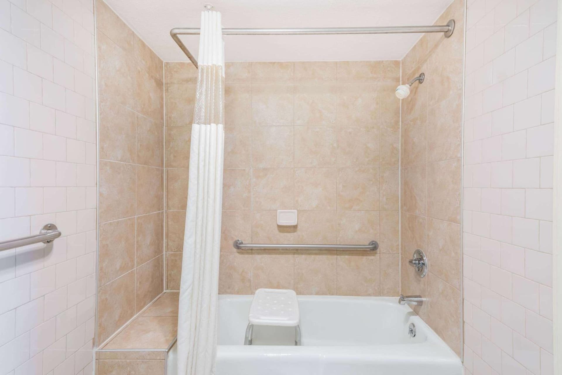 Days Inn by Wyndham Hannibal interior in Hannibal, MO — gallery photo 2