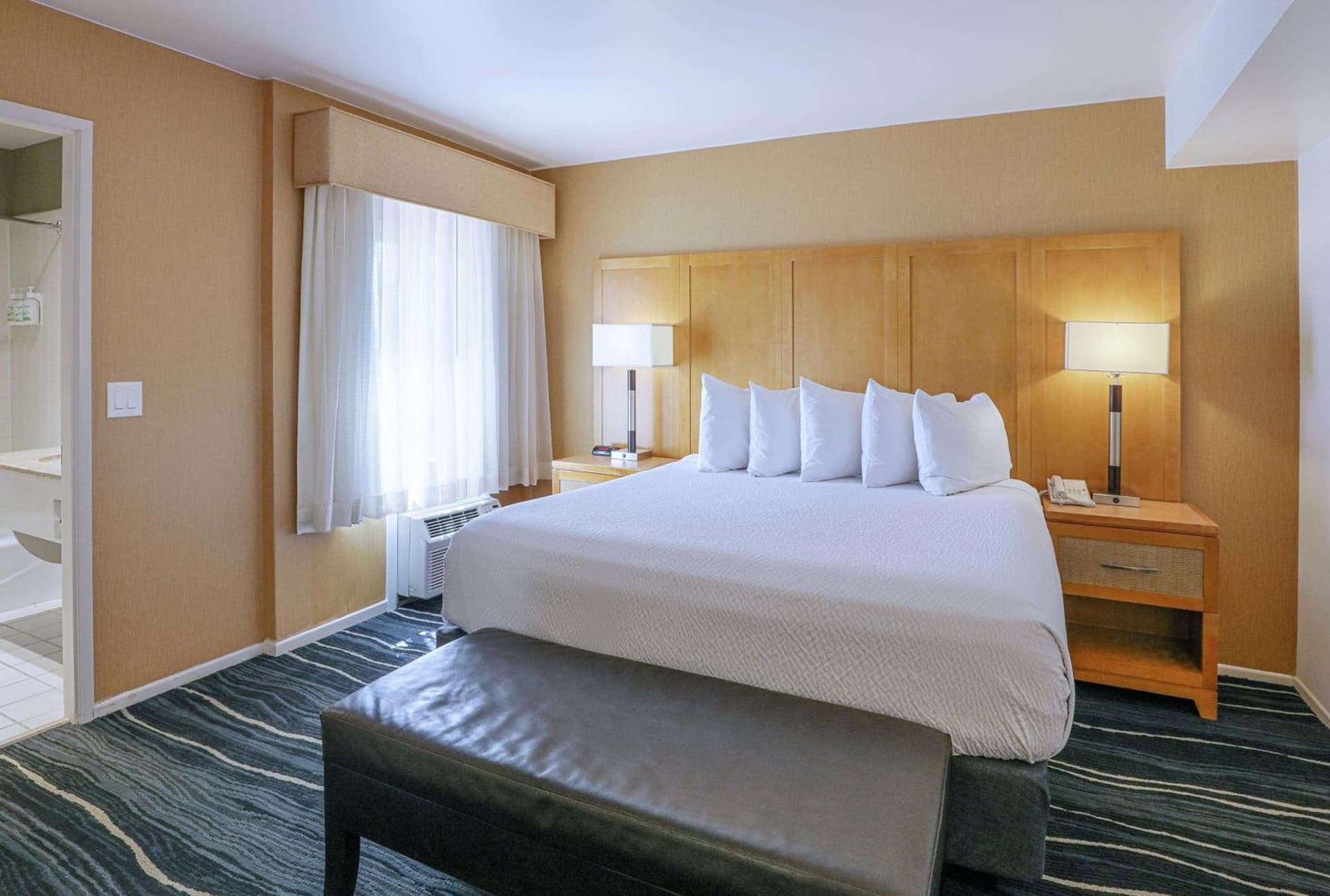 Ramada by Wyndham Costa Mesa/Newport Beach gallery photo in Costa Mesa, CA — image 9