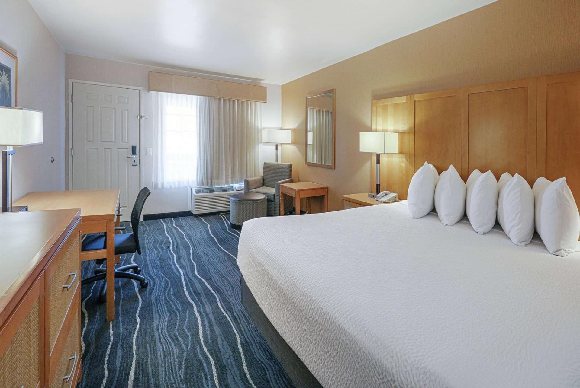 Ramada by Wyndham Costa Mesa/Newport Beach gallery photo in Costa Mesa, CA — image 10