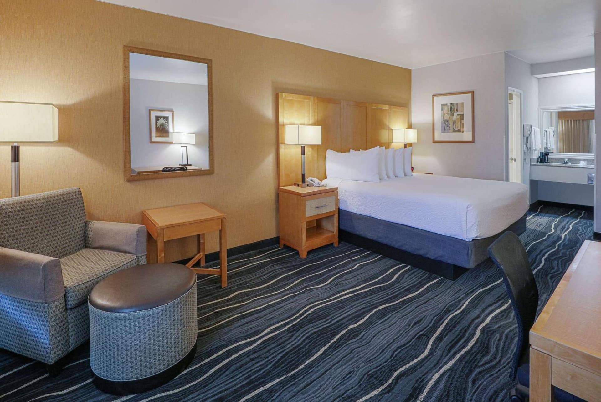 Ramada by Wyndham Costa Mesa/Newport Beach gallery photo in Costa Mesa, CA — image 11