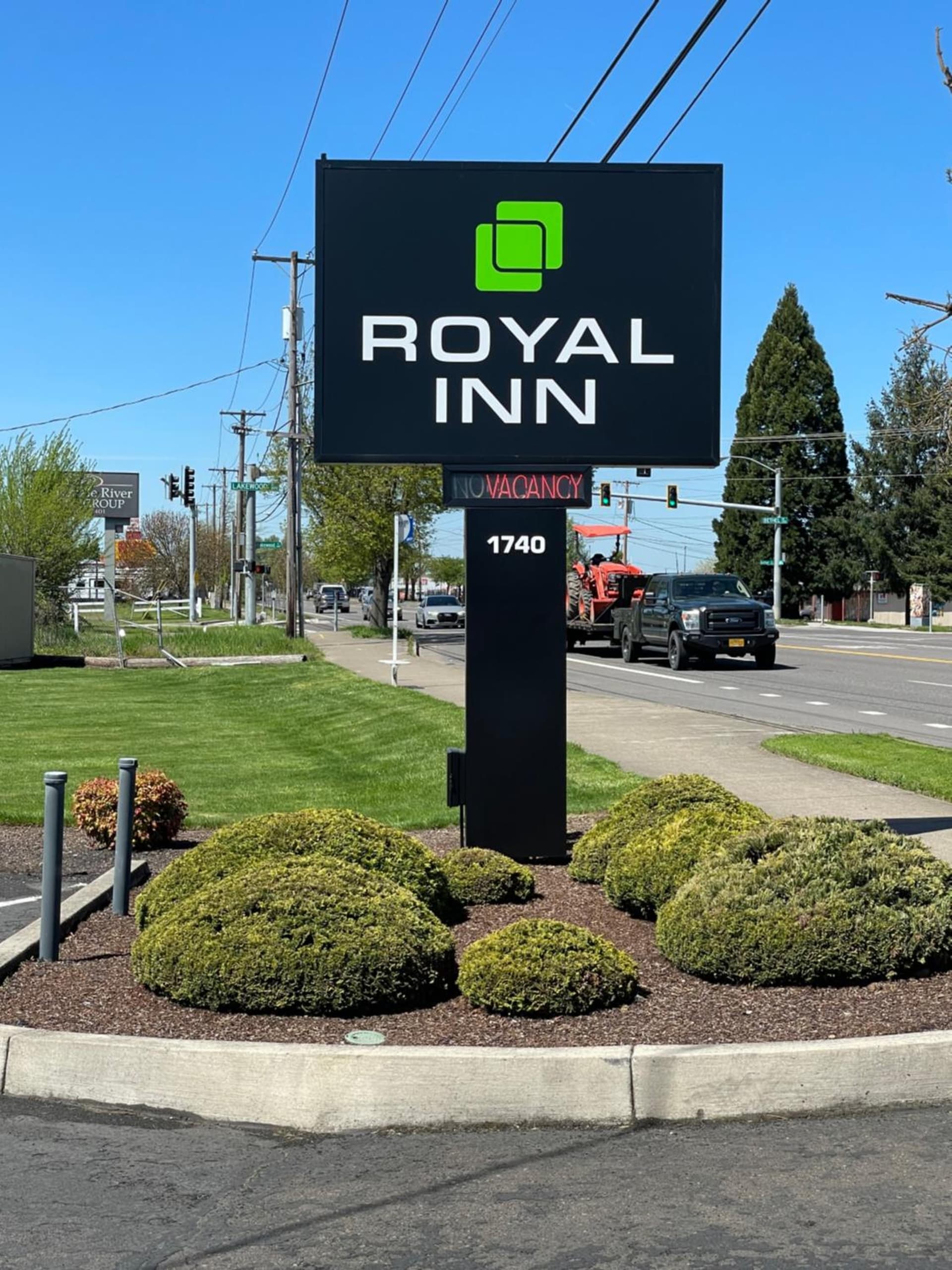 Royal Inn Eugene- Airport interior in Eugene, OR — gallery photo 2