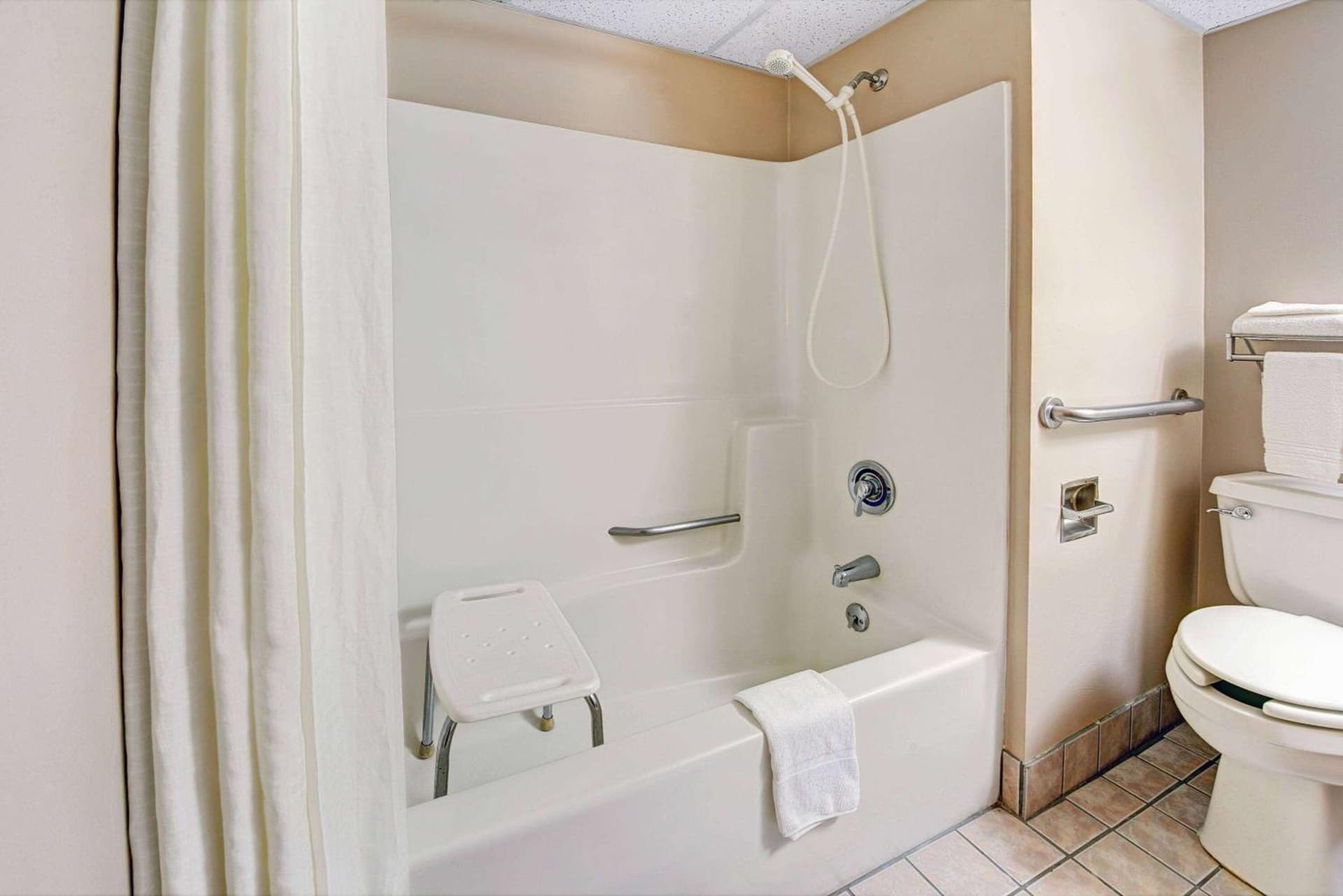 Super 8 by Wyndham Indianapolis Emerson interior in Indianapolis, IN — gallery photo 2