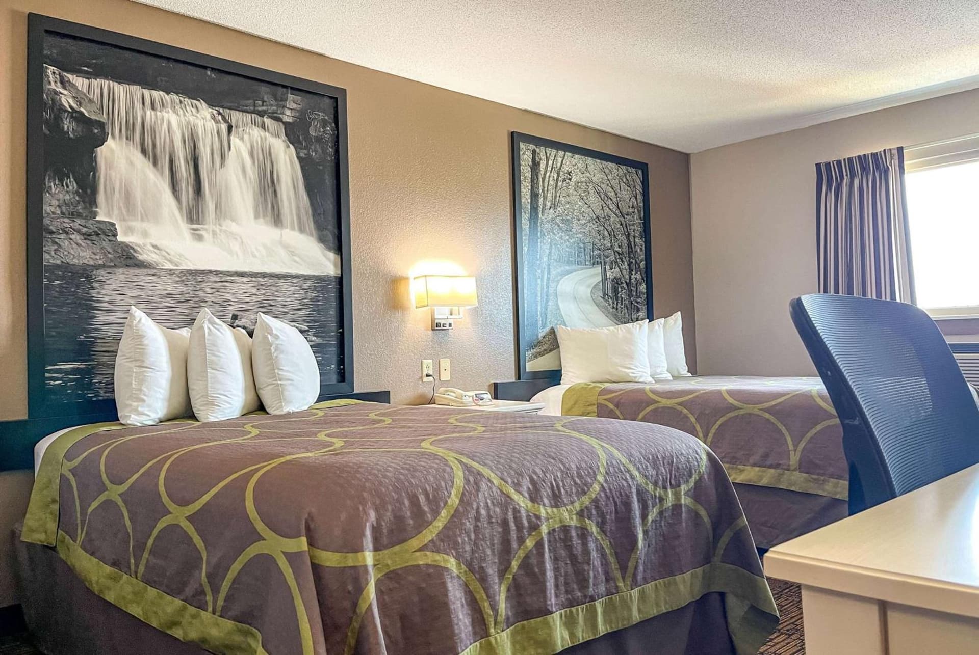 Super 8 by Wyndham Indianapolis Emerson property views in Indianapolis, IN — gallery photo 3