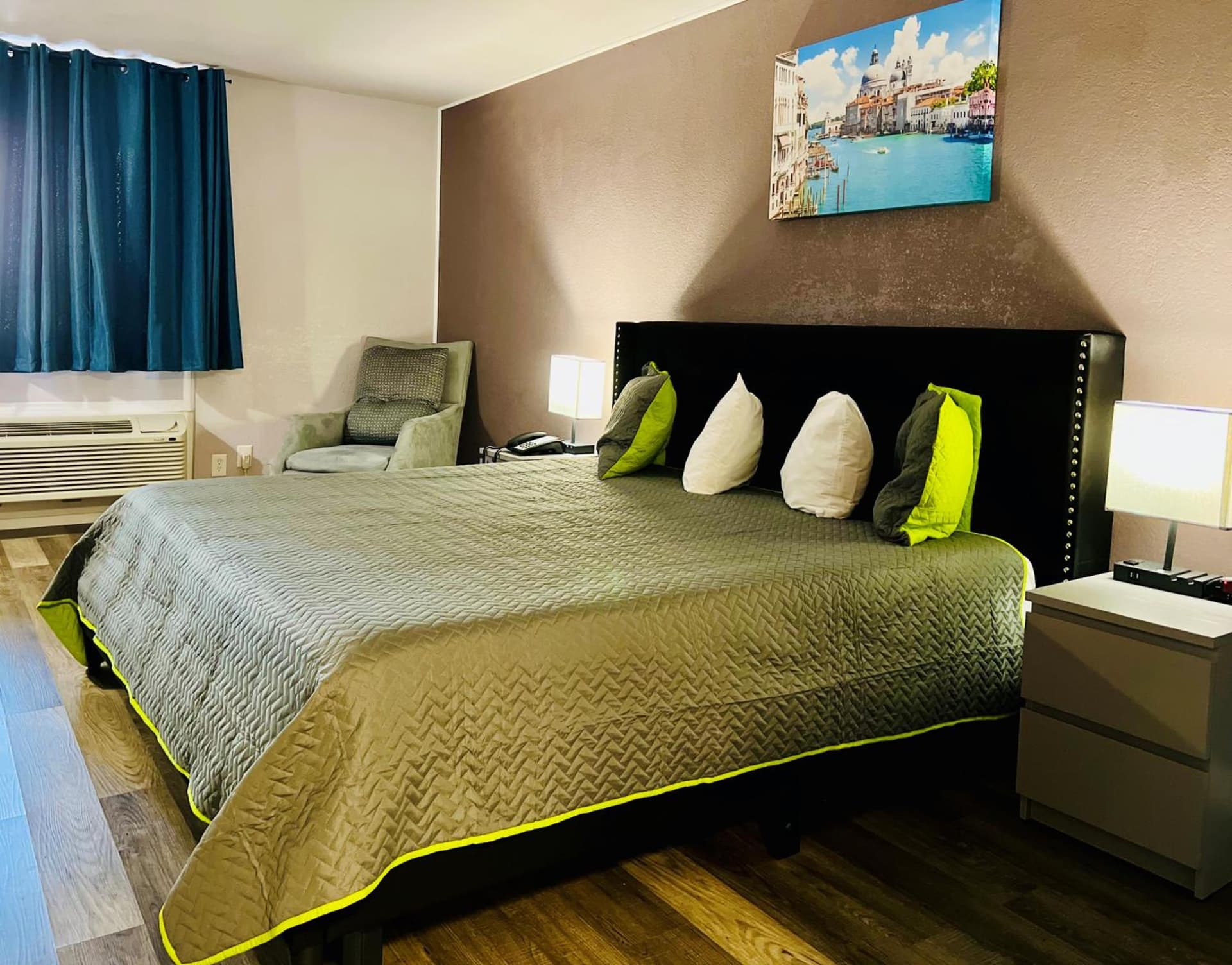 R Nite Star Hotel At Arlington Entertainment District gallery photo in Arlington, TX — image 11
