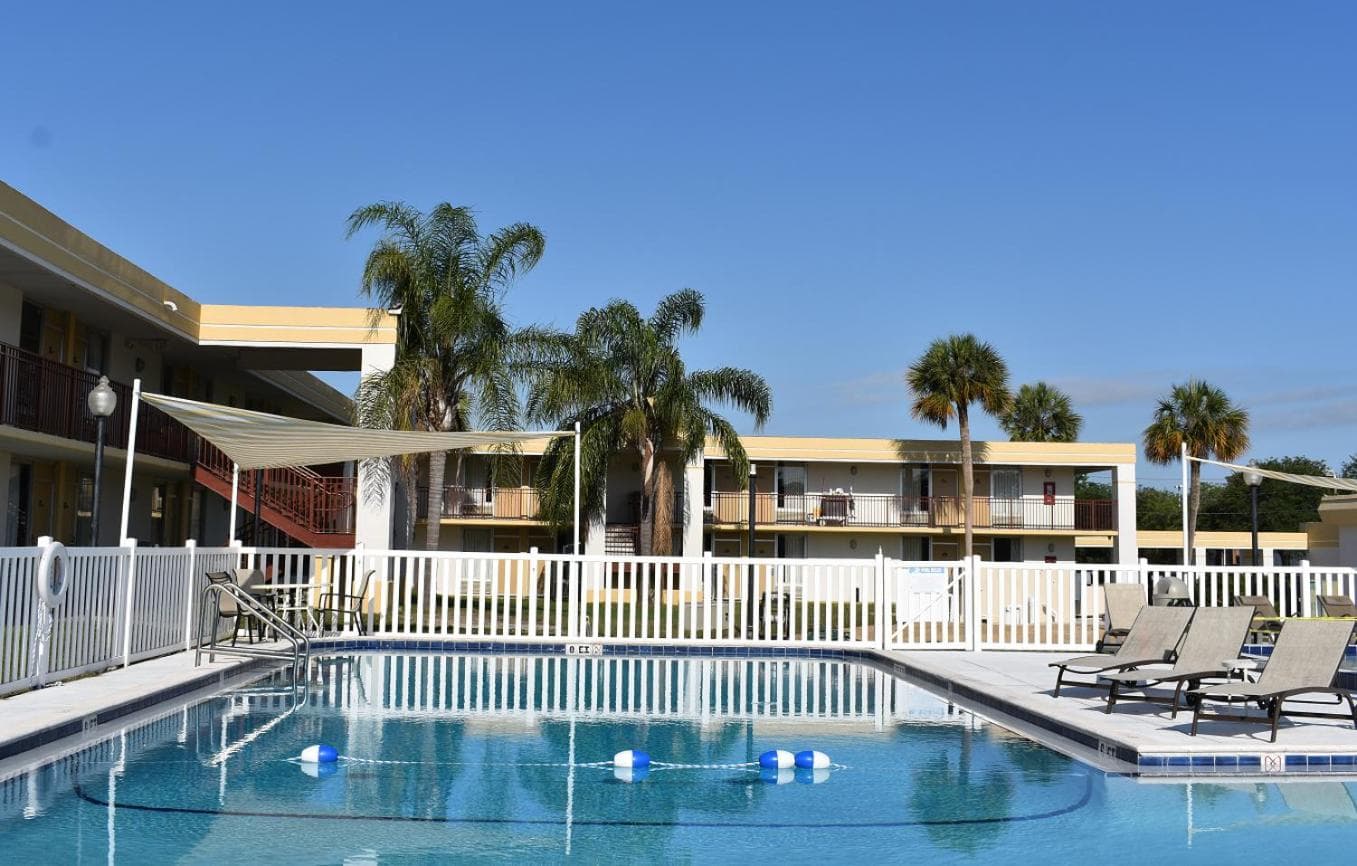Super 8 by Wyndham Ocala I-75 interior in Ocala, FL — gallery photo 2